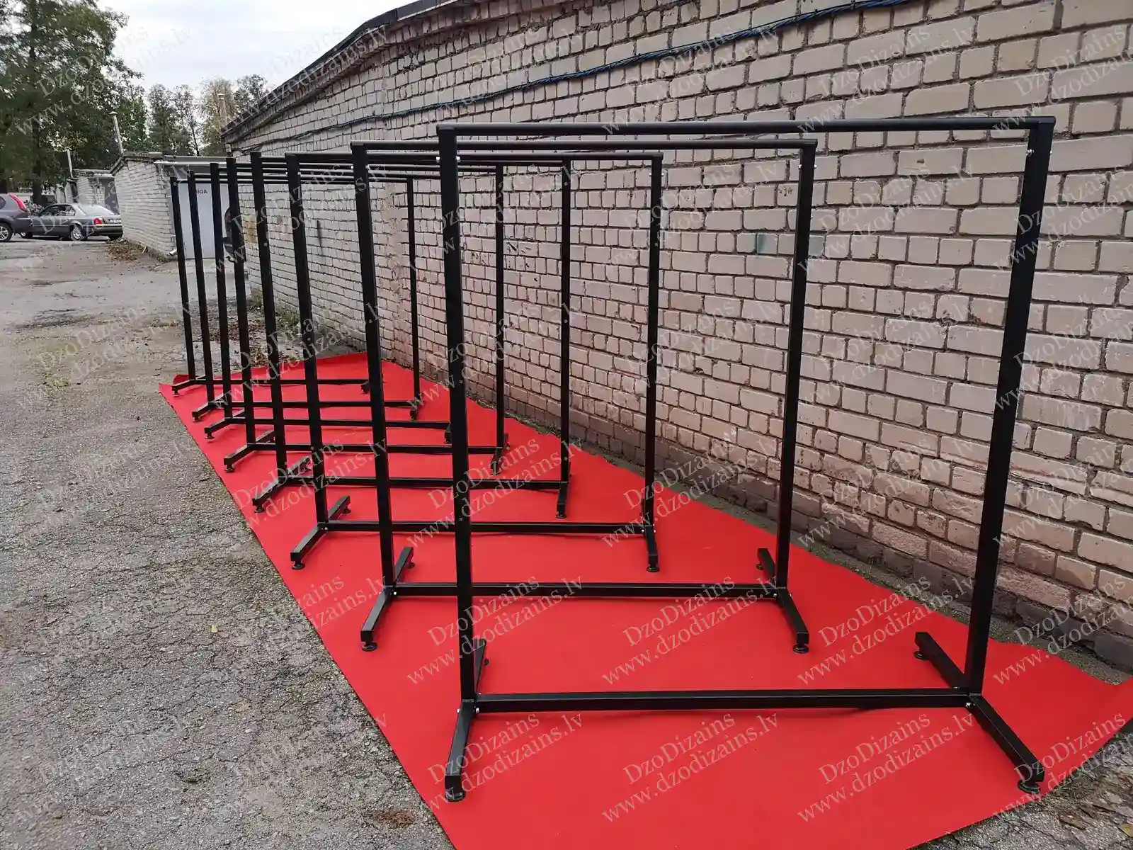 Металлический рекламный стенд с чёрной конструкцией