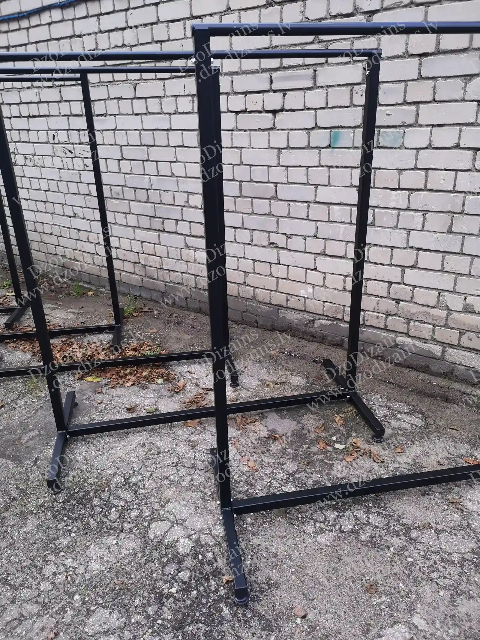 Чёрный металлический рекламный стенд с регулируемой высотой