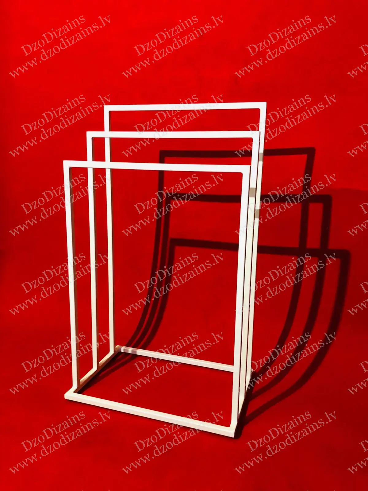 Металлическая сушилка для полотенец с белой конструкцией