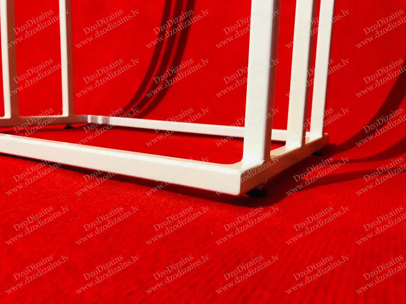 Дизайнерская металлическая сушилка для полотенец с белой рамой и устойчивым основанием