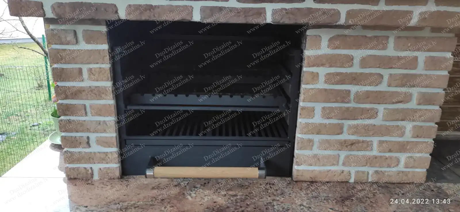 Современный встраиваемый мангал с деревянной ручкой и двумя решётками