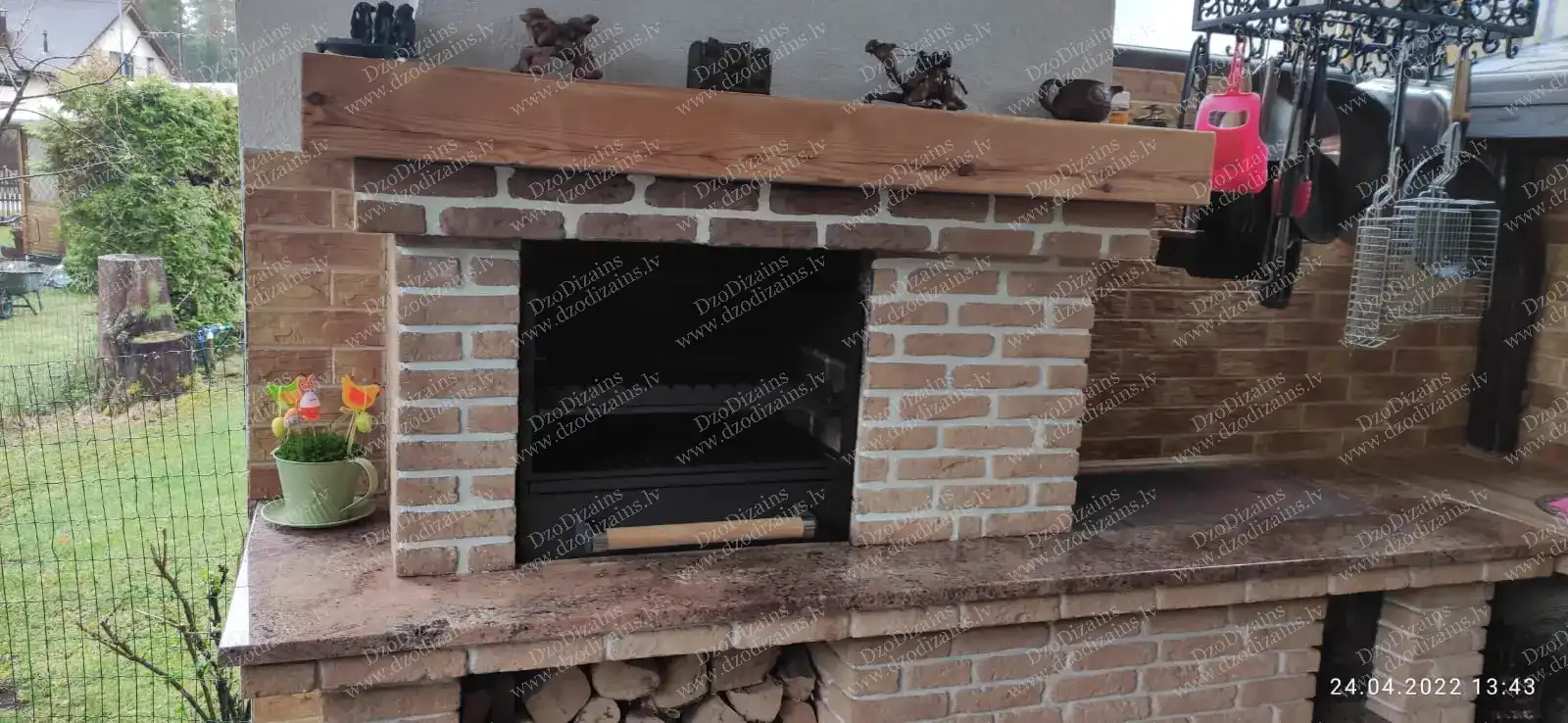 Металлический встраиваемый мангал с деревянной ручкой и профессиональным видом