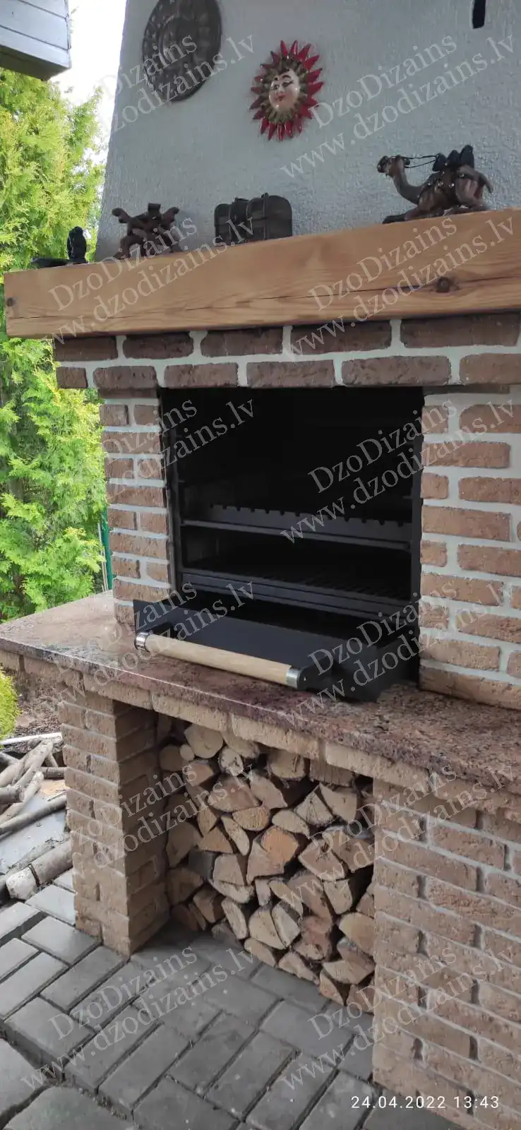 Встраиваемый металлический мангал с деревянной ручкой и решётками