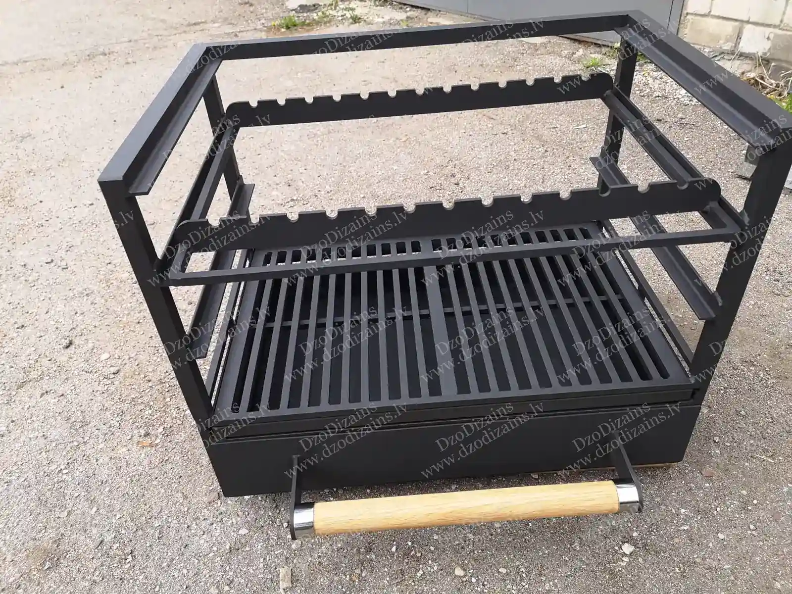 Встраиваемый мангал с чёрной металлической конструкцией и удобной выдвижной решёткой