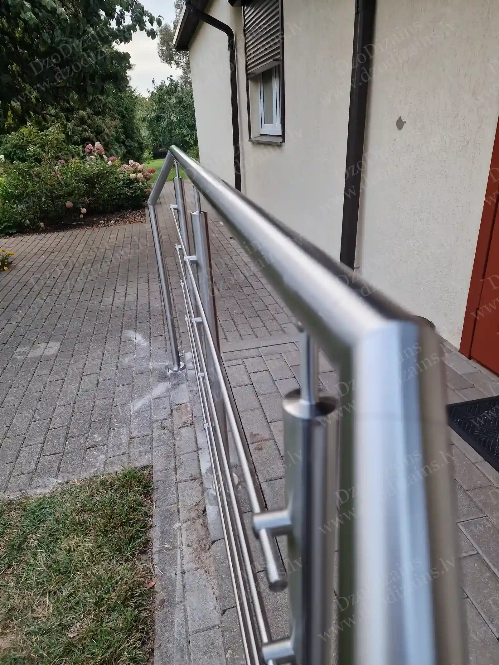 Перила из нержавеющей стали с горизонтальными прутьями