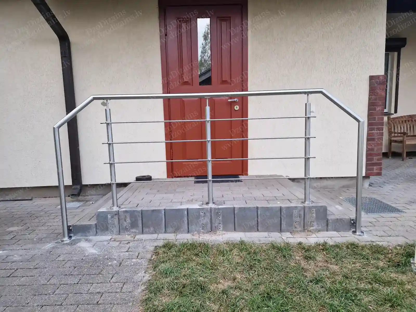 Перила из нержавеющей стали у входа с современным дизайном