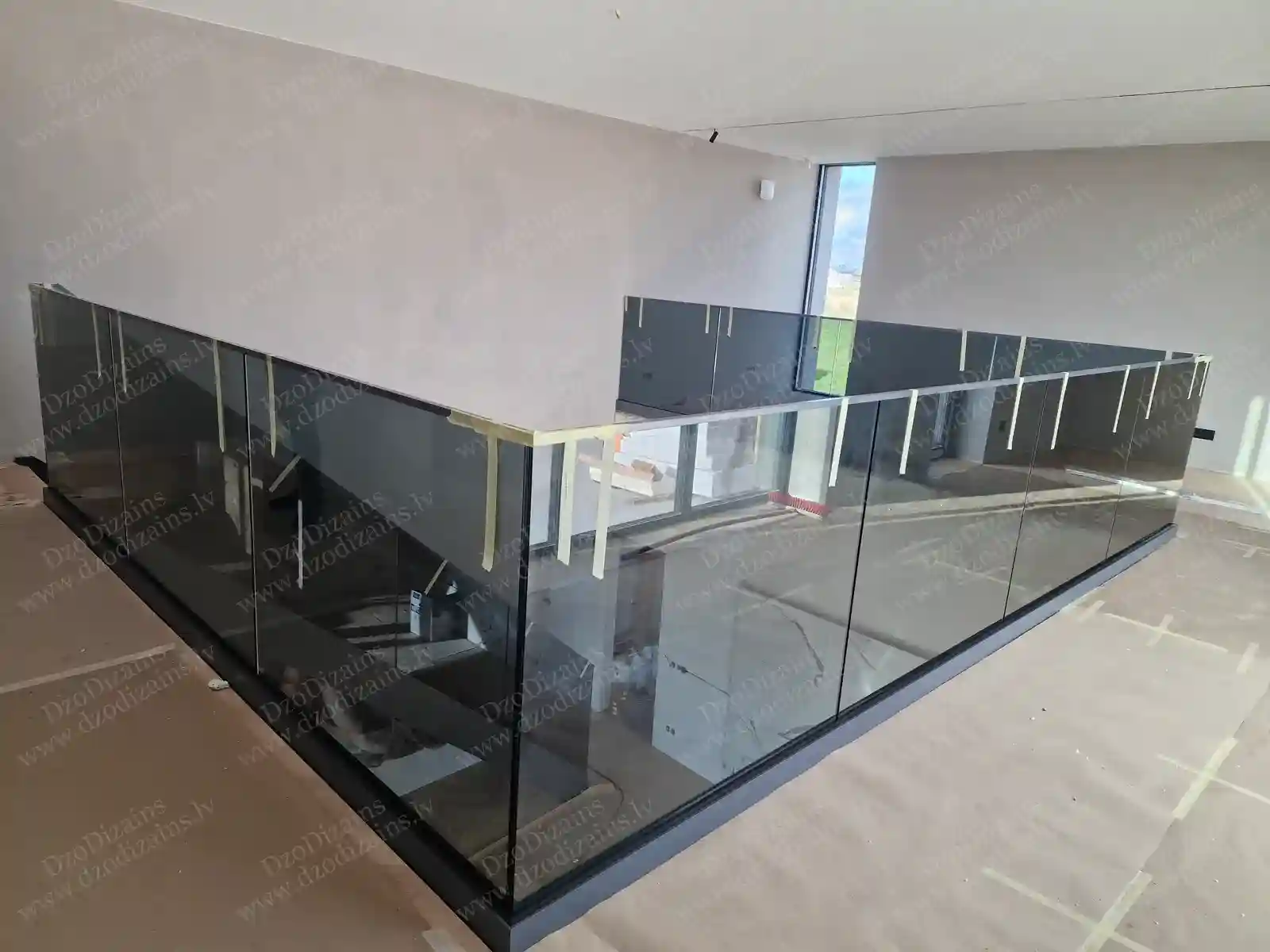 Дизайнерская Г-образная лестница со стеклянными бортами и тёмной отделкой