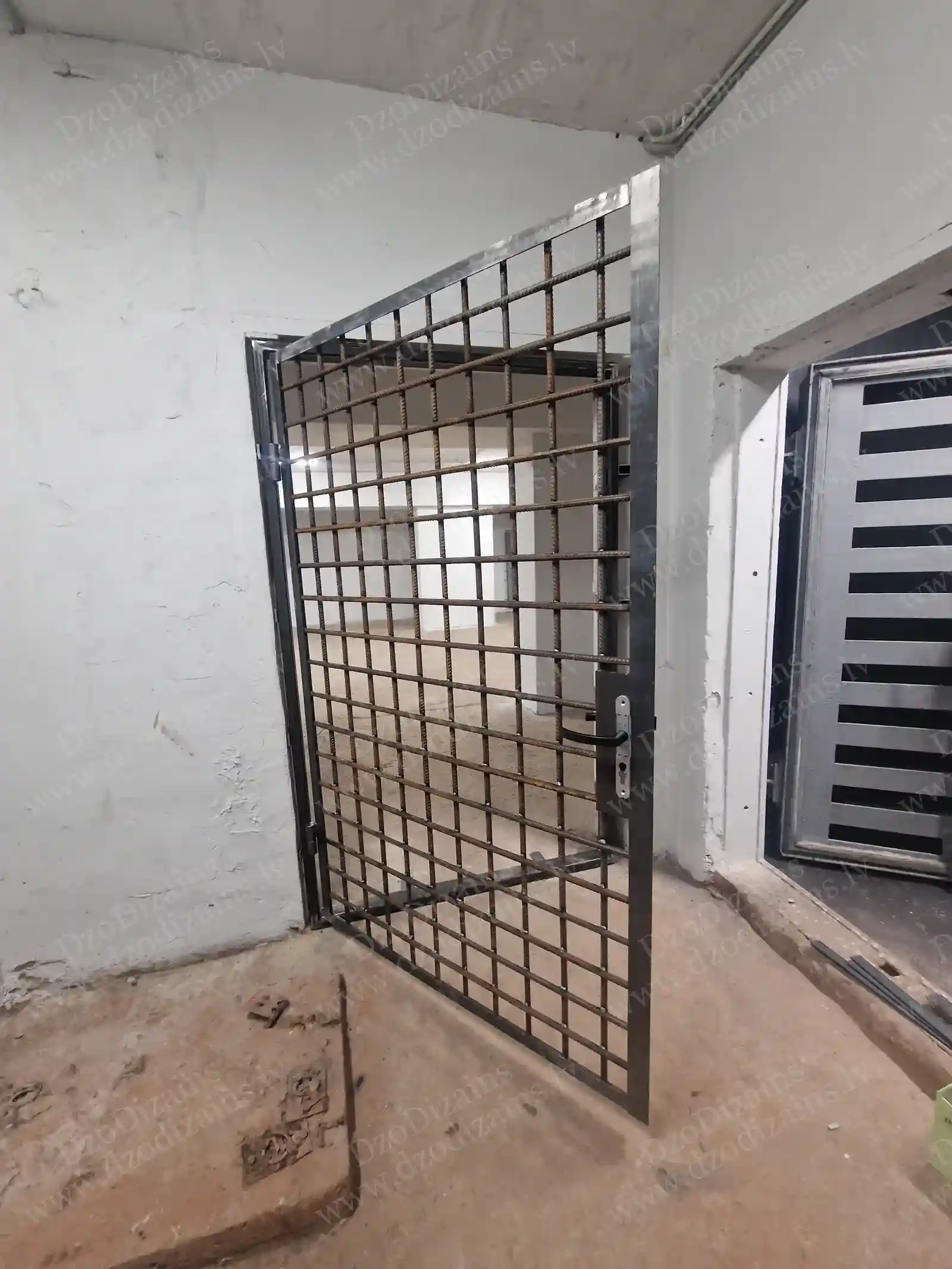 Индустриальные металлические двери с металлической решёткой по заказу