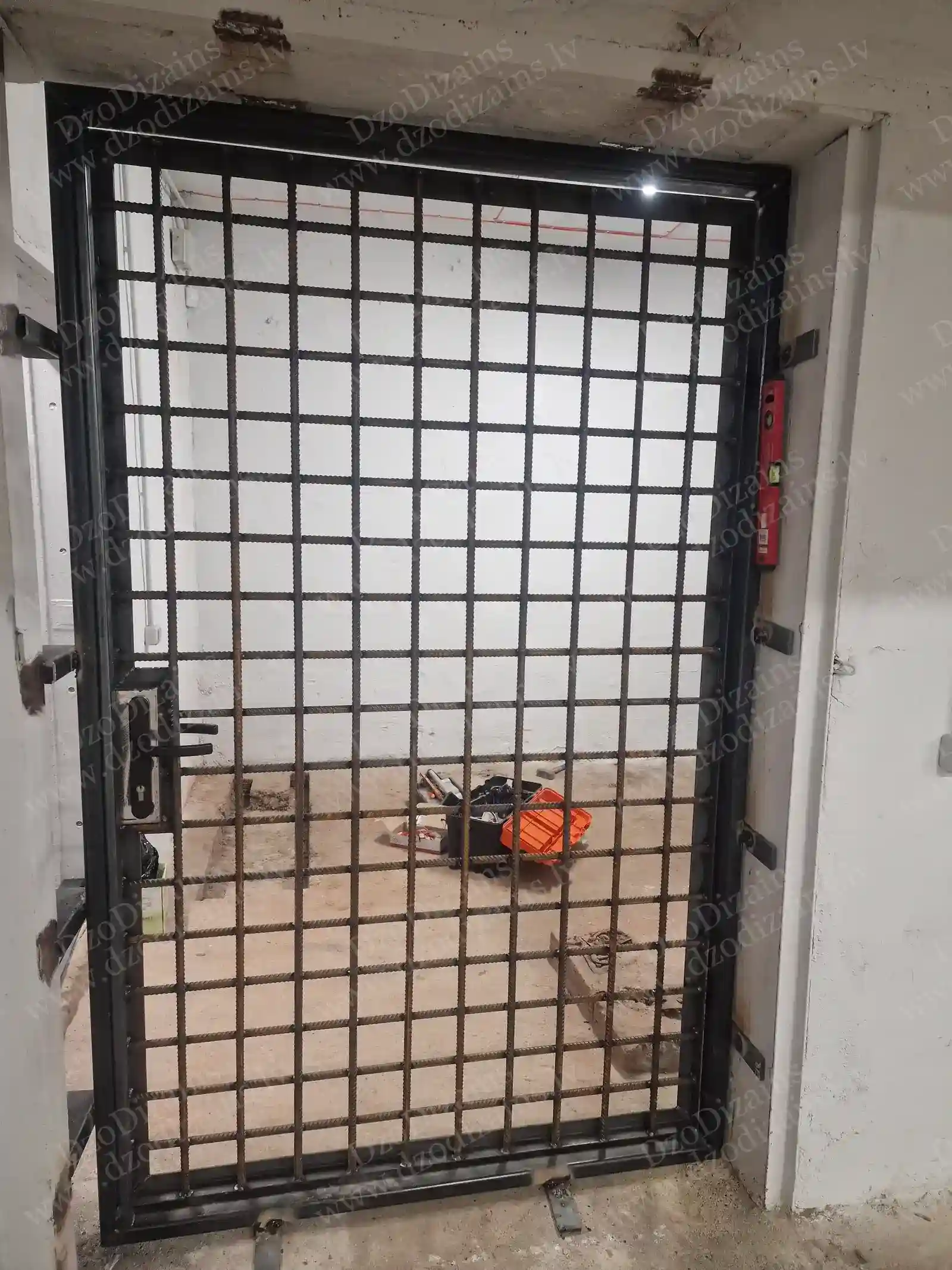 Тяжёлые металлические двери с защитной решёткой на этапе строительства
