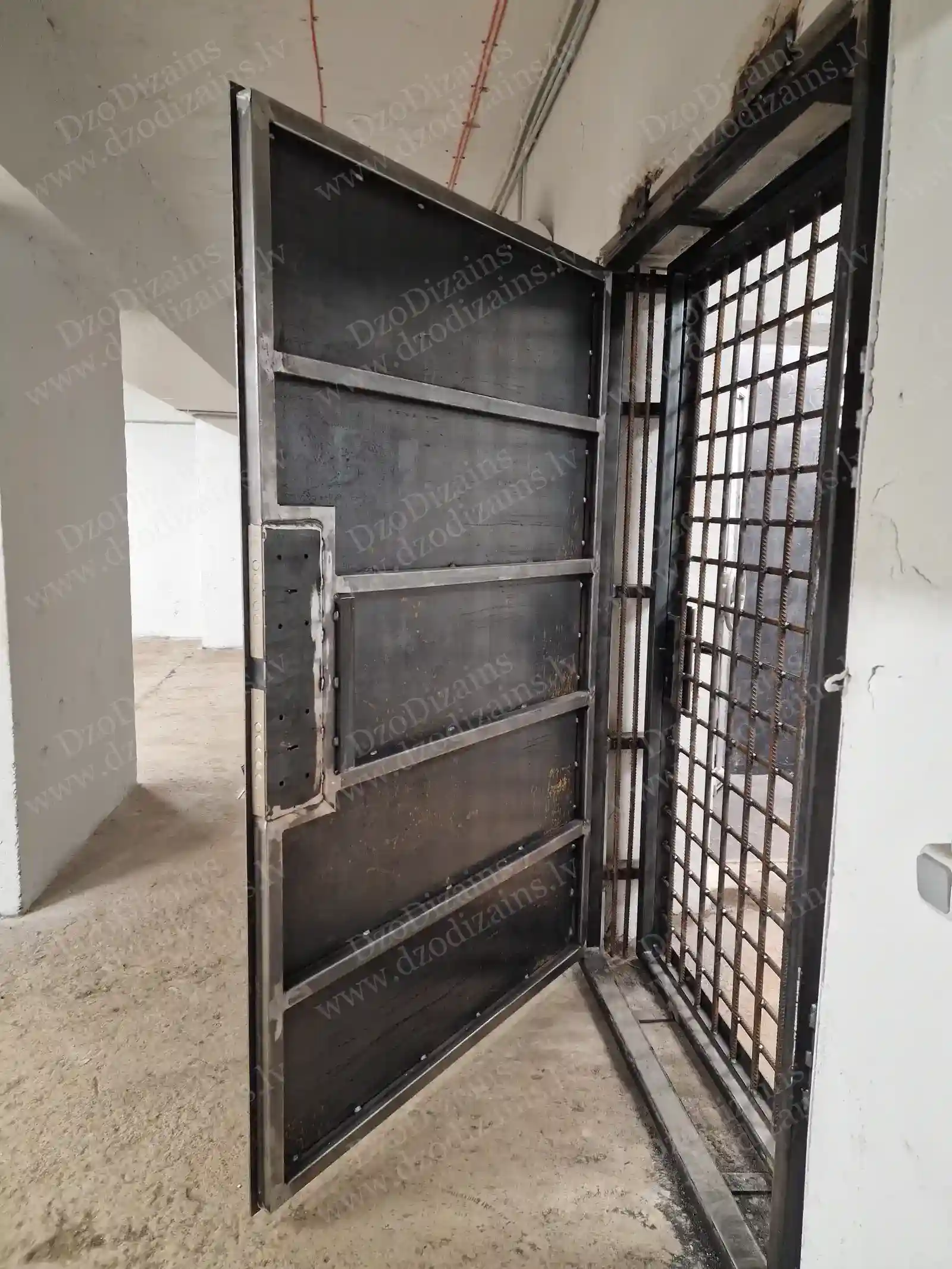 Металлические двери с интегрированной металлической решёткой