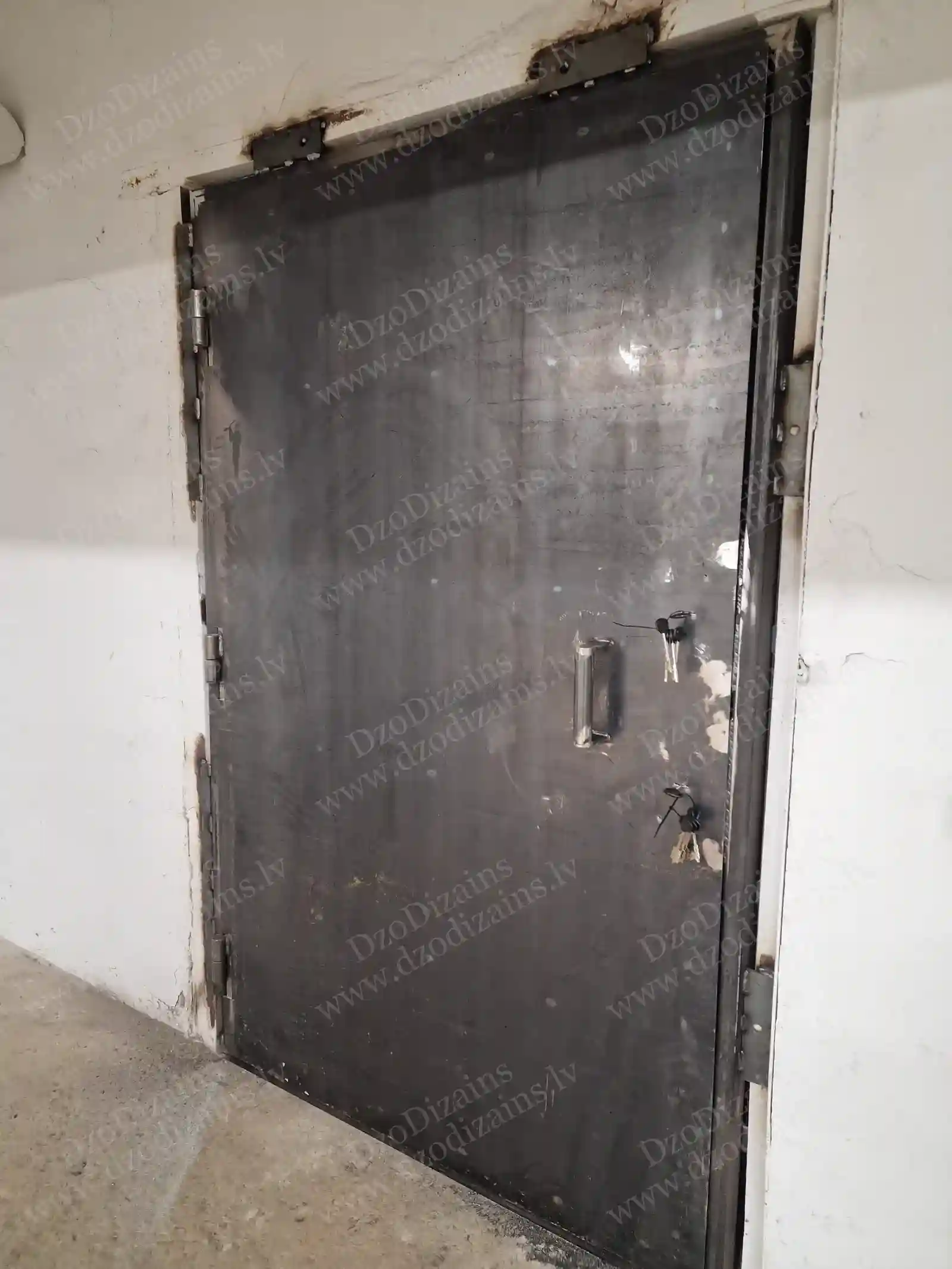 Металлические двери с решётчатым окном и усилениями