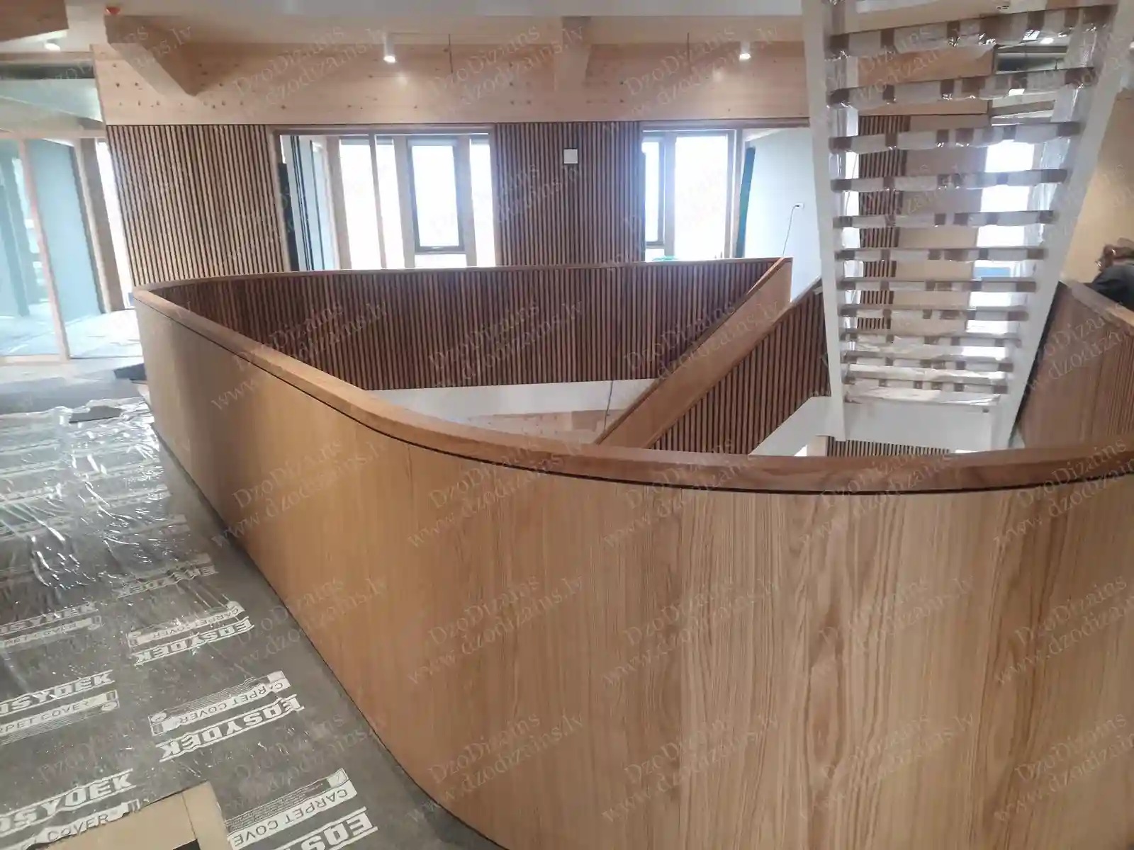 Дизайнерская лестница с деревянными ступенями и декоративными деревянными рейками