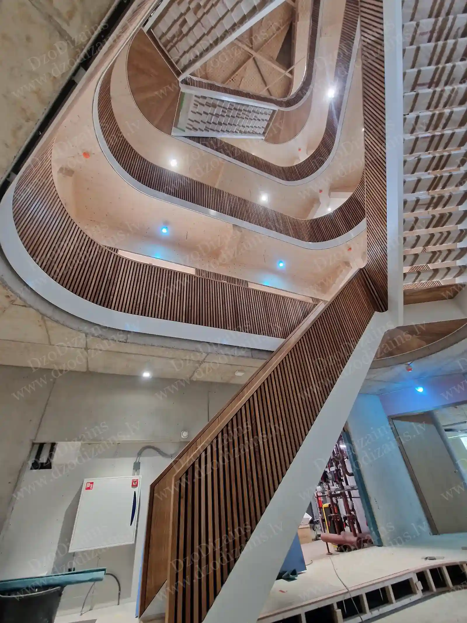 Элегантная двухэтажная деревянная лестница с белой конструкцией и деревянной отделкой