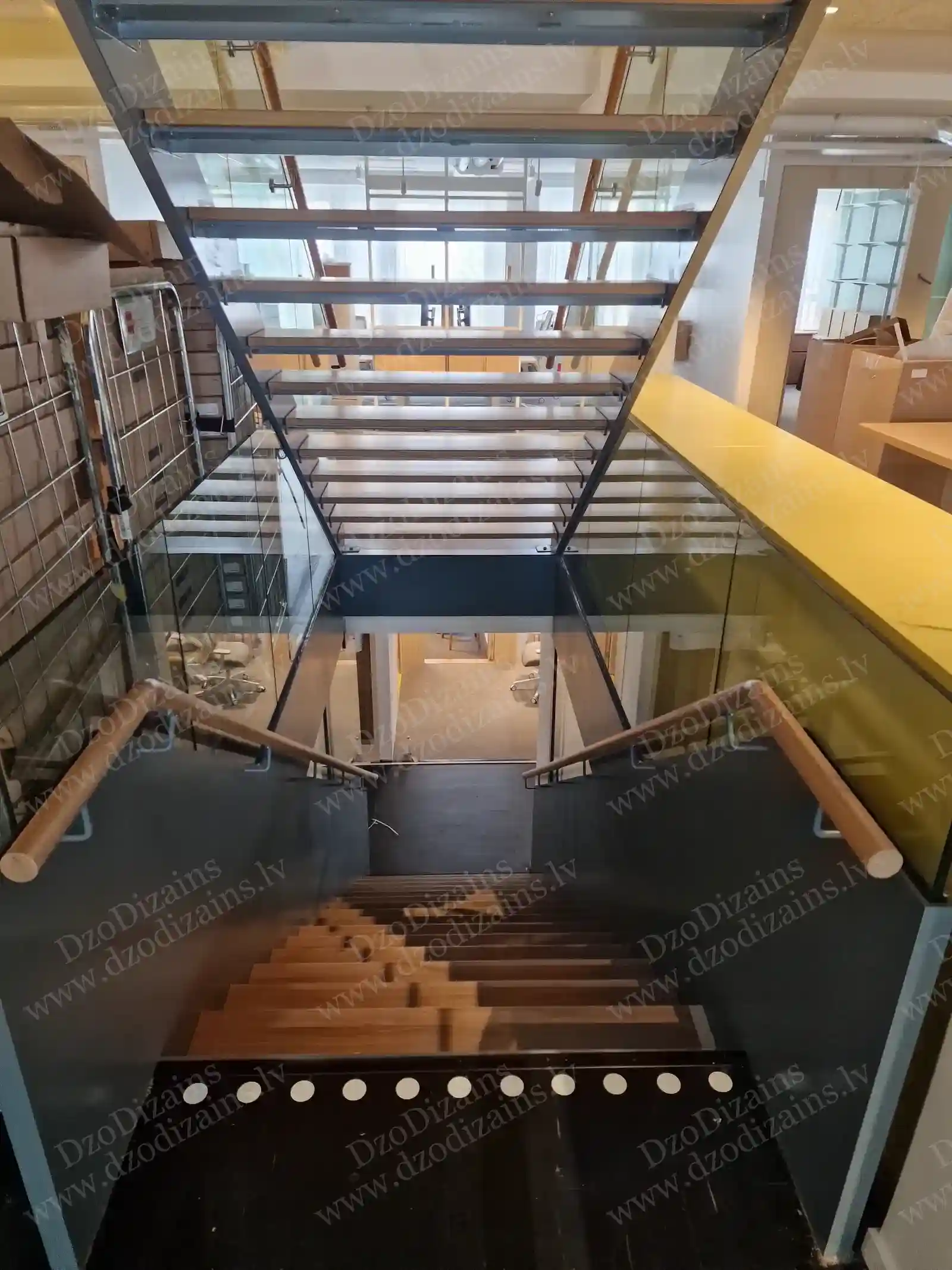 Дизайнерская прямая лестница со стеклянными боковыми панелями и деревянными элементами