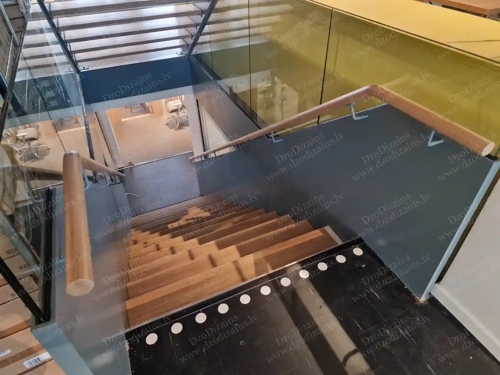 Внутренняя прямая лестница со стеклянными боковыми стенками и деталями из нержавеющей стали