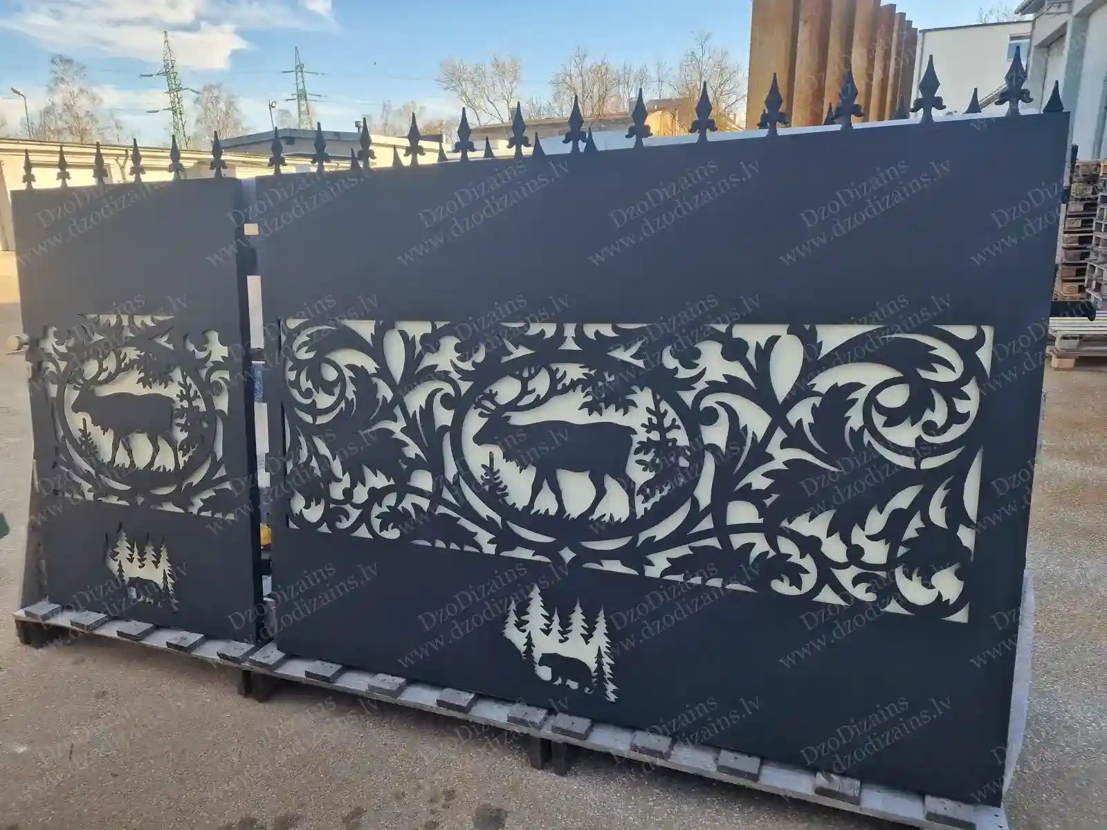 Чёрные металлические ворота со сложной лазерной резкой – лес и животные