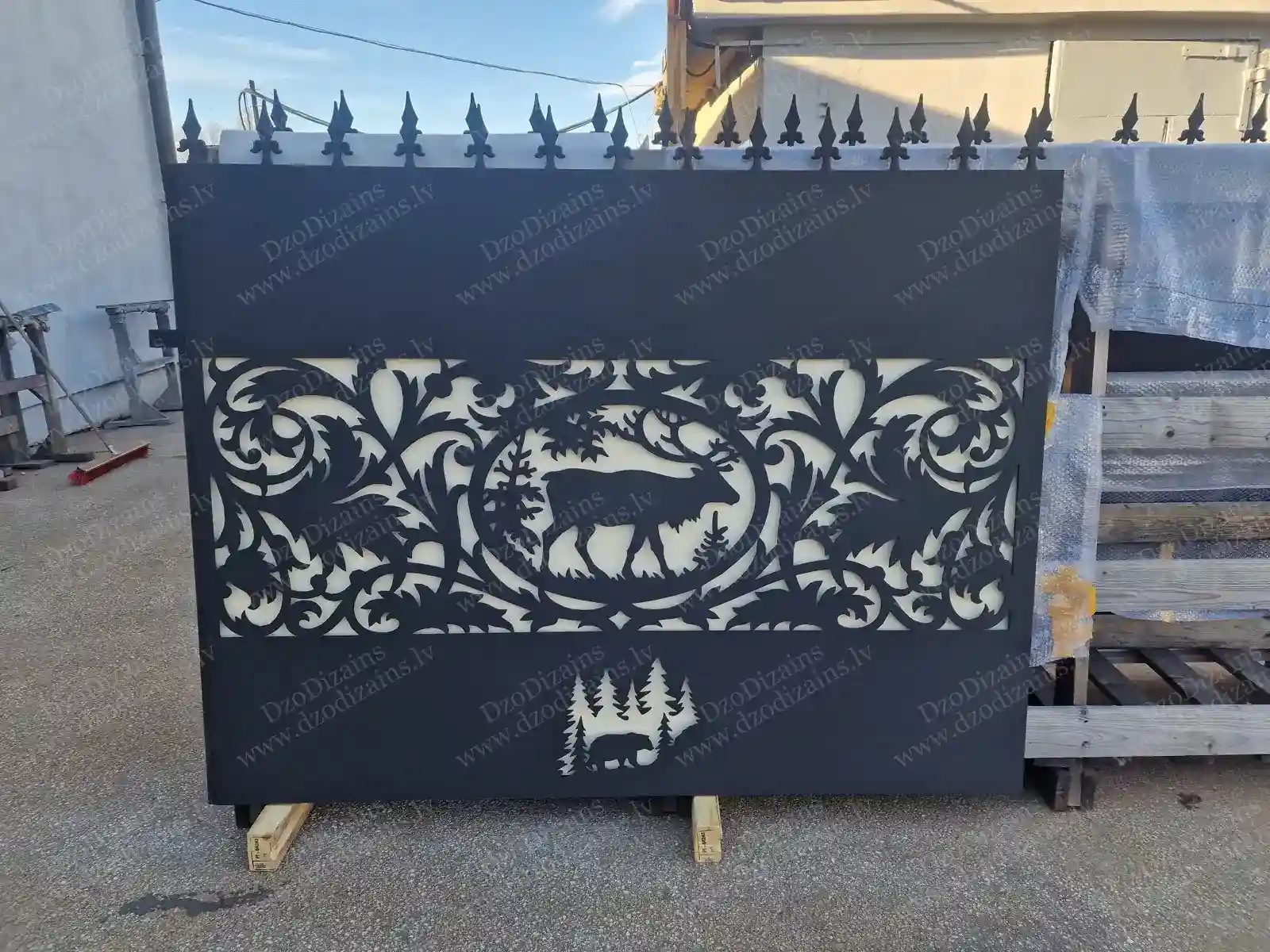 Элегантные металлические ворота с лесным пейзажем и коваными элементами