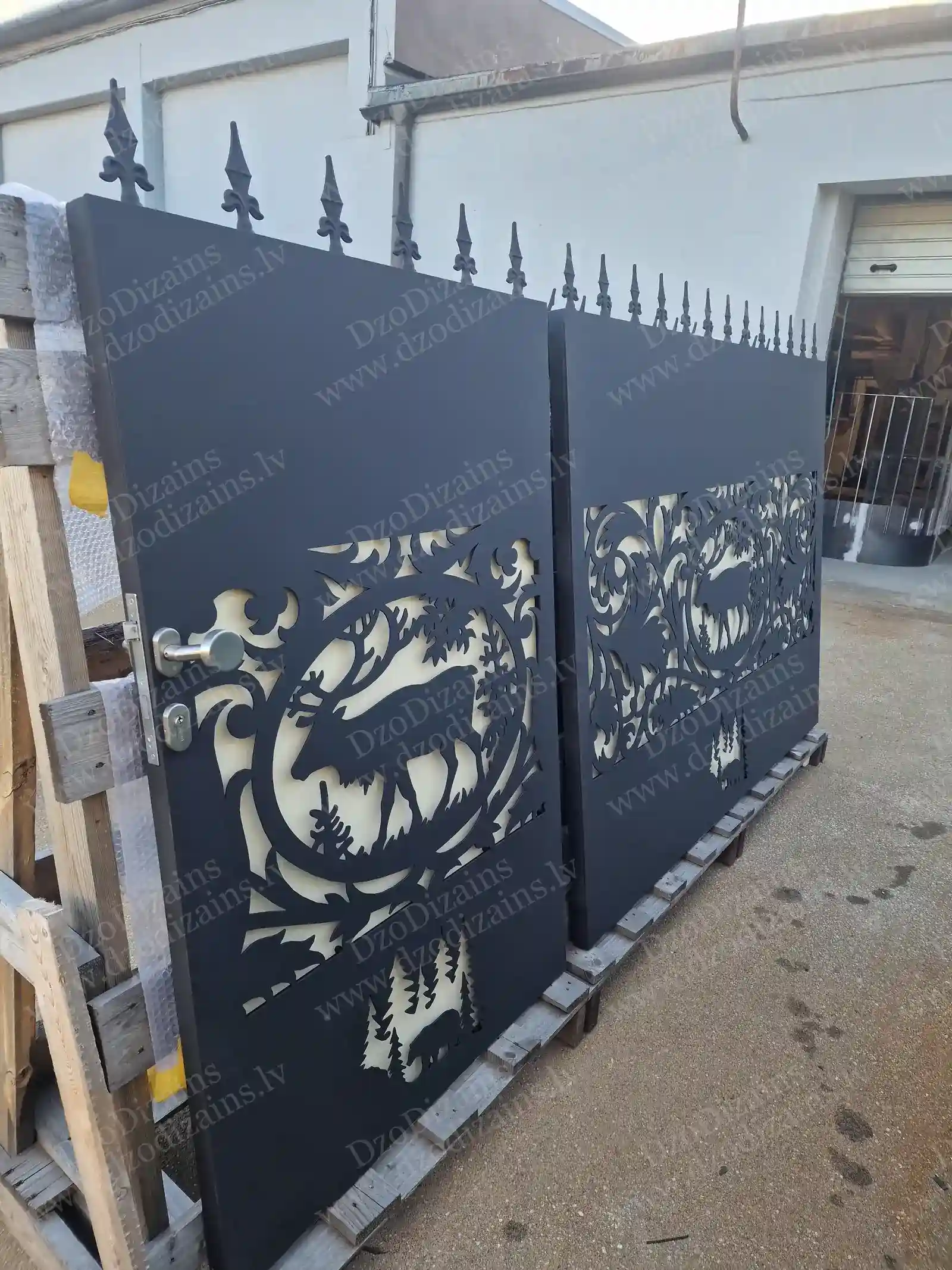 Металлические ворота с лазерной резкой и мотивом оленя в лесу