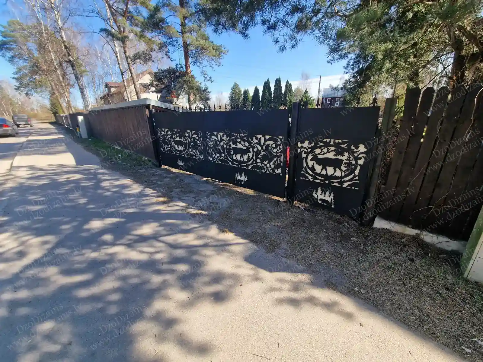 Декоративные металлические ворота с природными мотивами и пиками сверху