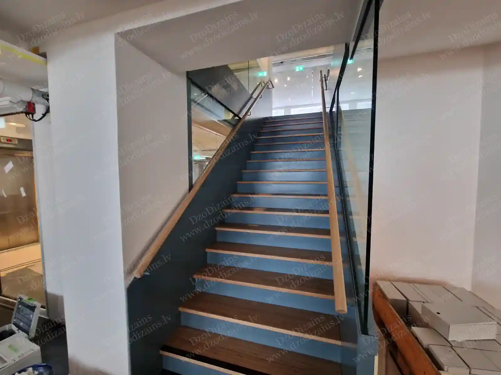 Прямая лестница с деревянными ступенями, синей отделкой и стеклянными боковыми стенками