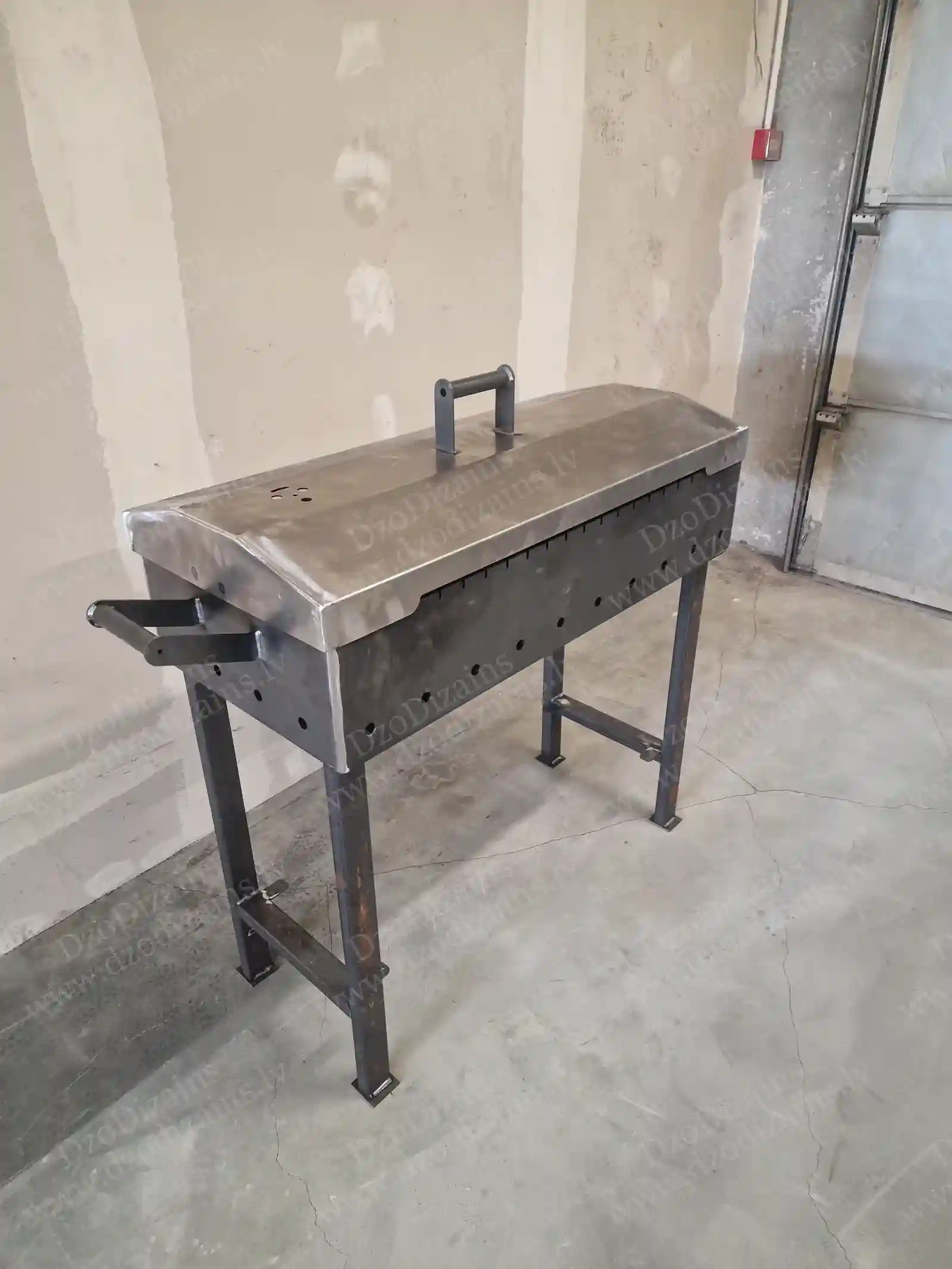 Практичный металлический мангал с закрывающейся крышкой и перфорацией по бокам