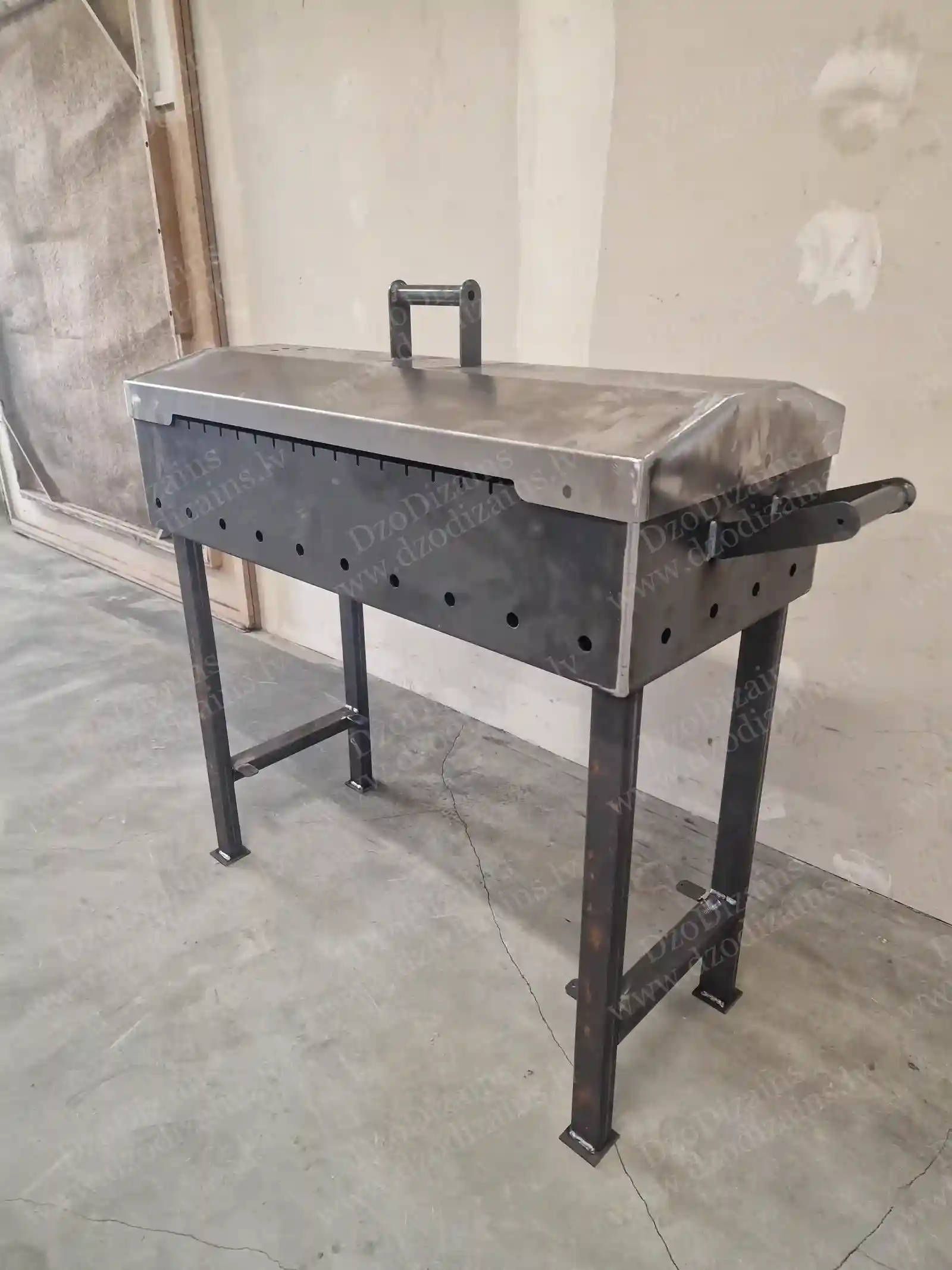 Металлический мангал с крышкой и ручкой