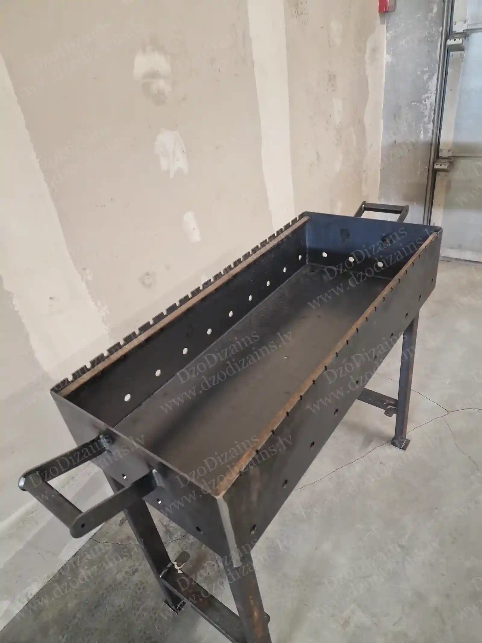 Дизайнерский металлический мангал с крышкой, перфорацией и прочной металлической конструкцией