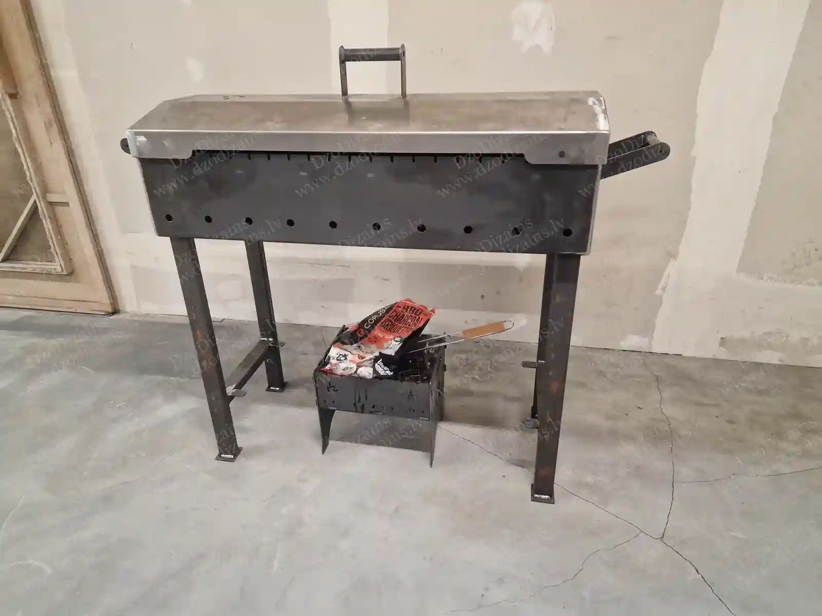 Металлический мангал с крышкой по заказу и удобной ручкой для переноски