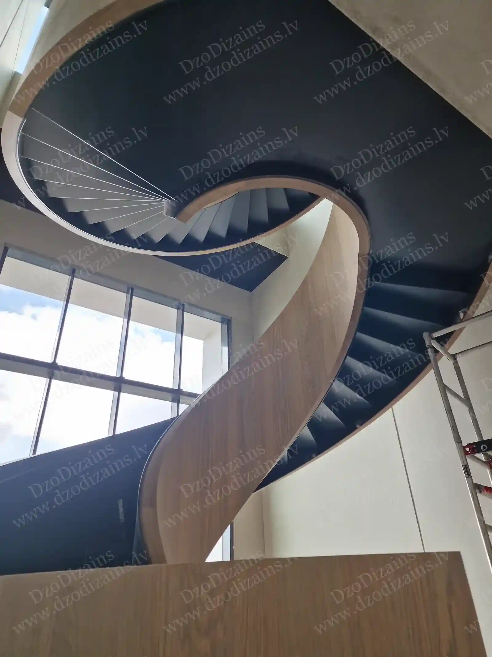 Современная винтовая лестница с деревянной отделкой и чёрной окантовкой, вид сверху