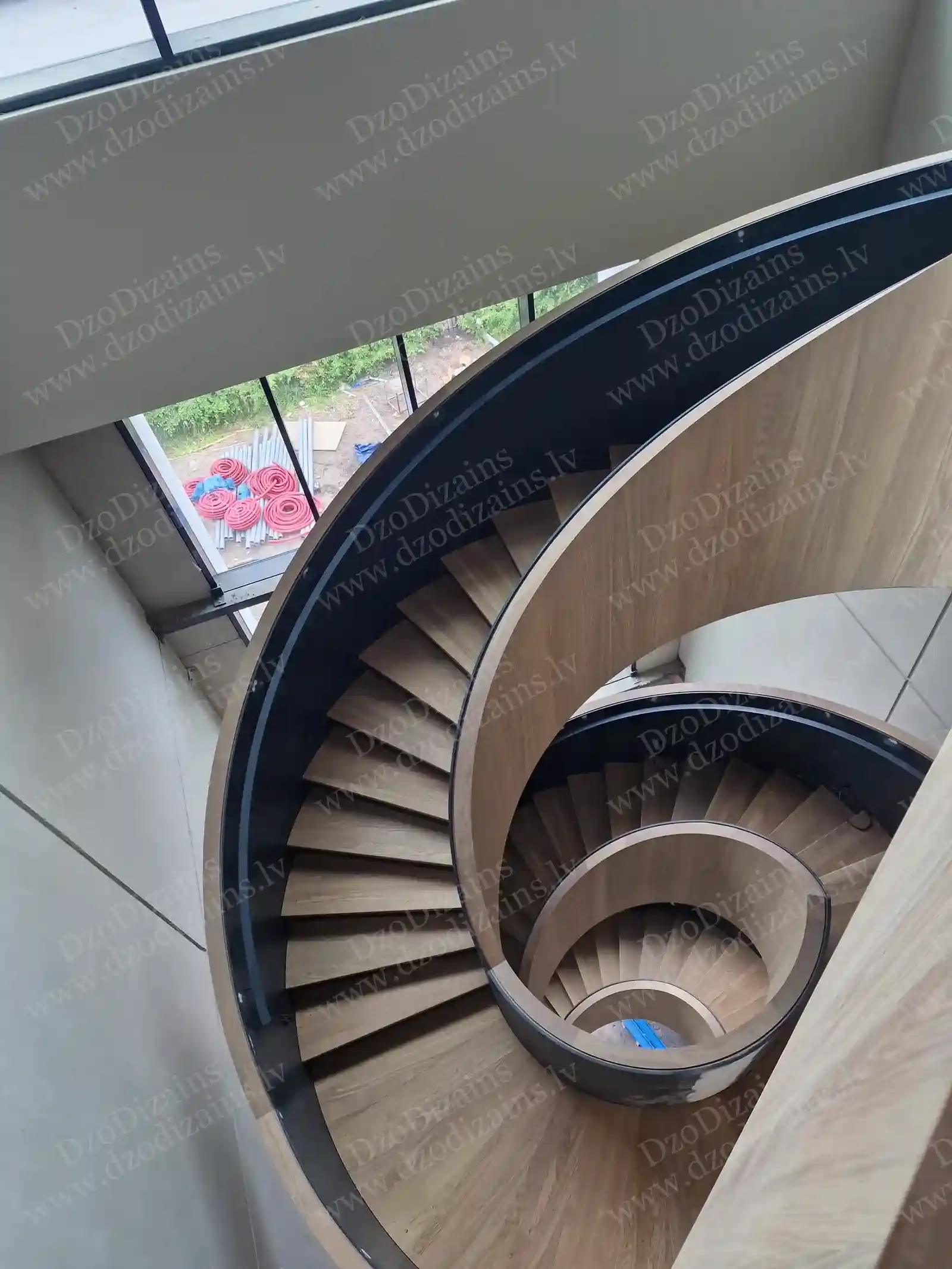 Дизайнерская винтовая лестница с деревянными ступенями и контрастным тёмным центром