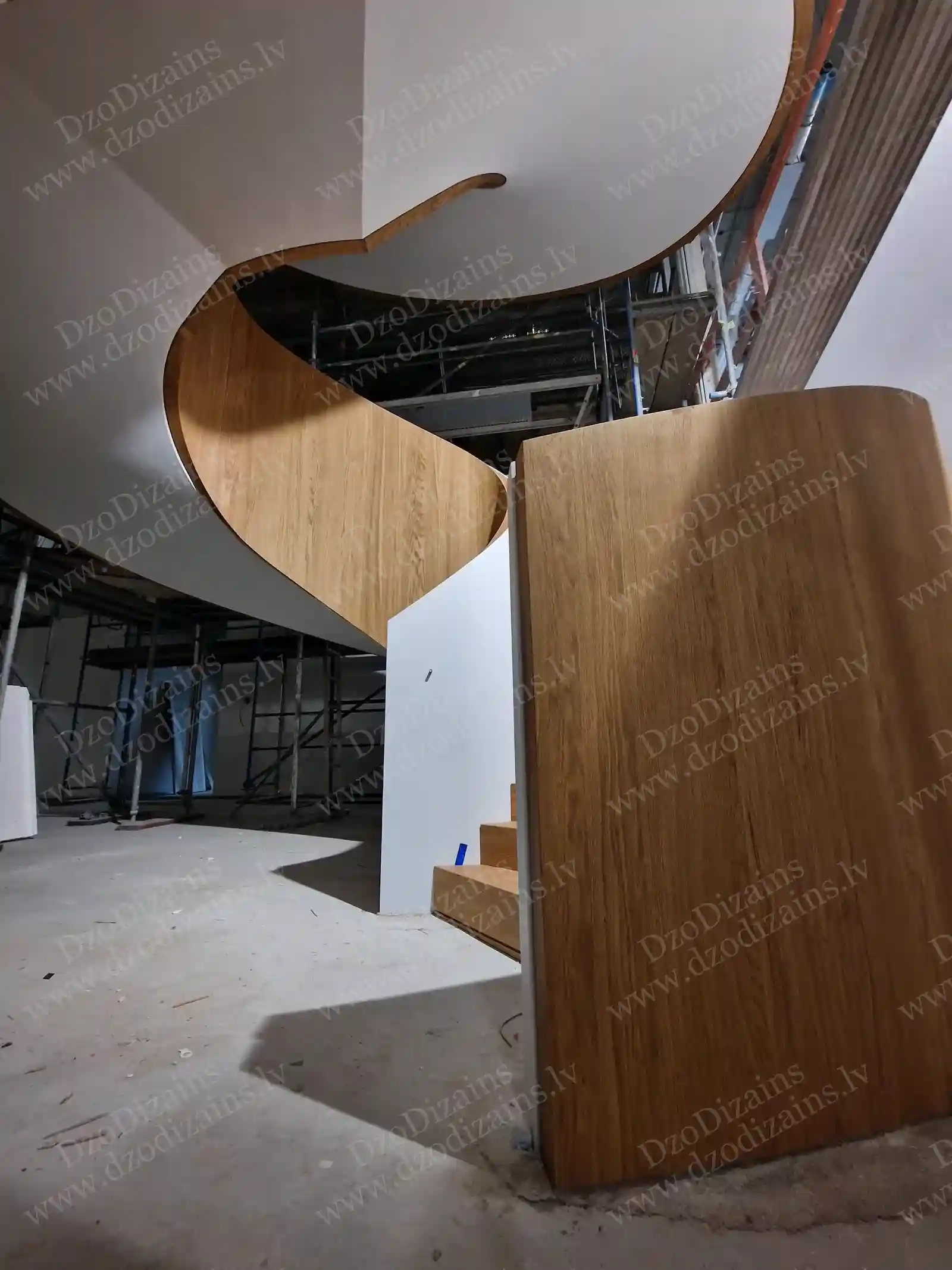 Деревянная винтовая лестница с большим изгибом и деревянной отделкой на этапе строительства