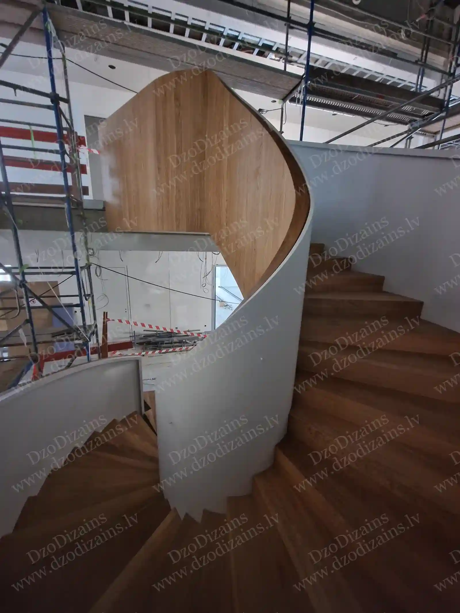 Дизайнерская винтовая лестница с деревянной поверхностью и сложной геометрией