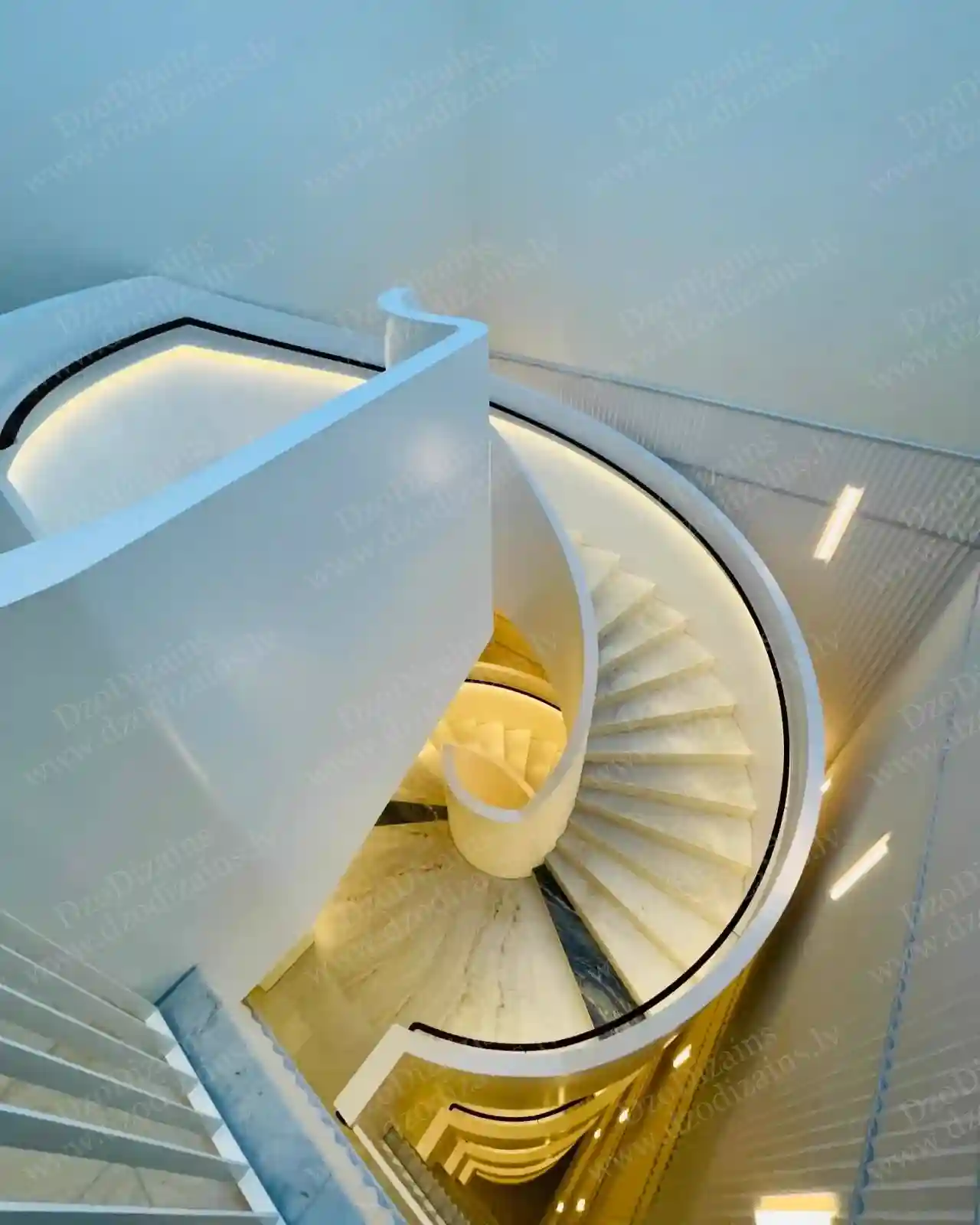 Современная белая спиральная лестница с мраморными ступенями и встроенной LED подсветкой