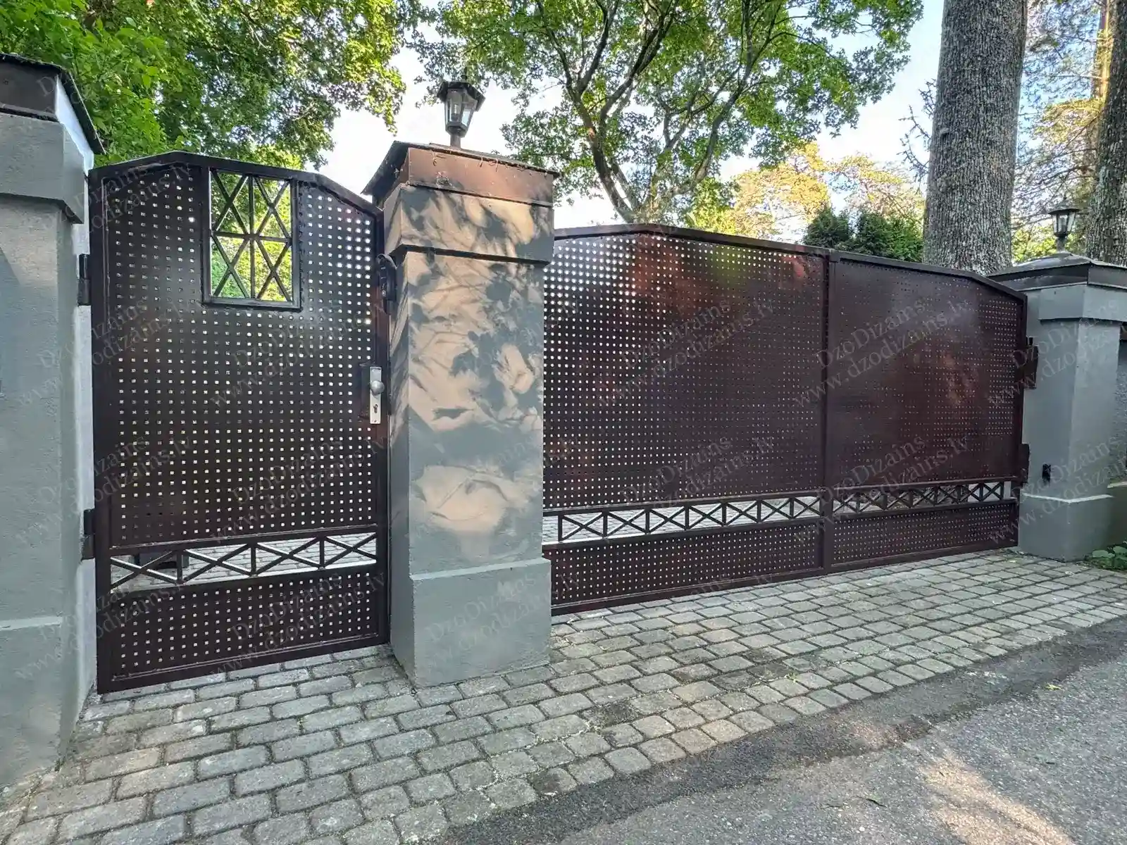 Металлические ворота с регулярной перфорацией и декоративной верхней решёткой