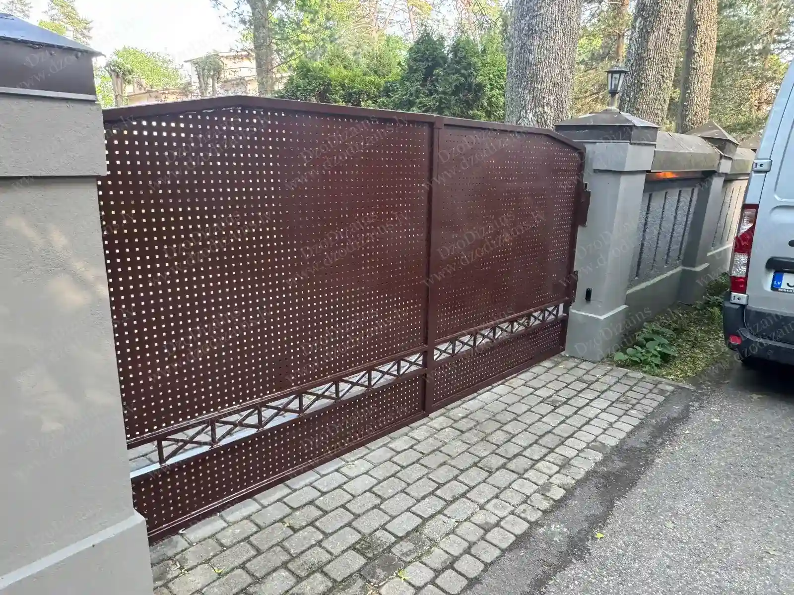 Современные металлические ворота с каменными столбами и перфорированными панелями