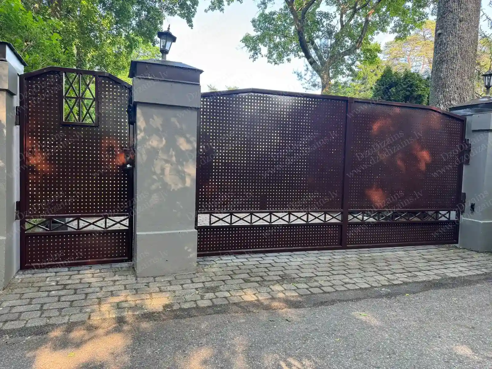 Элегантные металлические ворота с перфорированным дизайном и массивными каменными пилонами