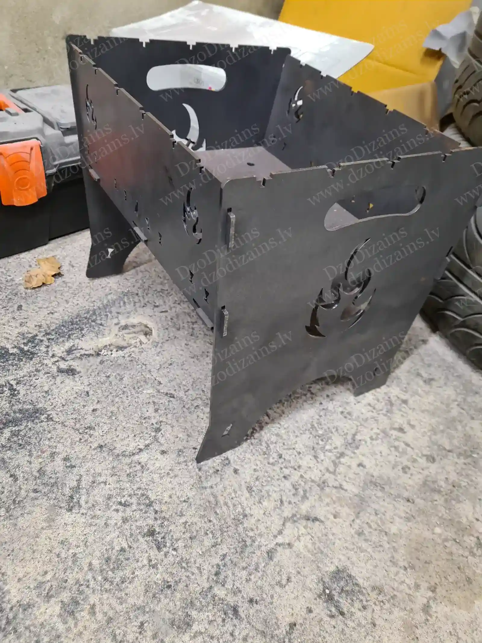 Практичный складной мангал из металла с устойчивым основанием