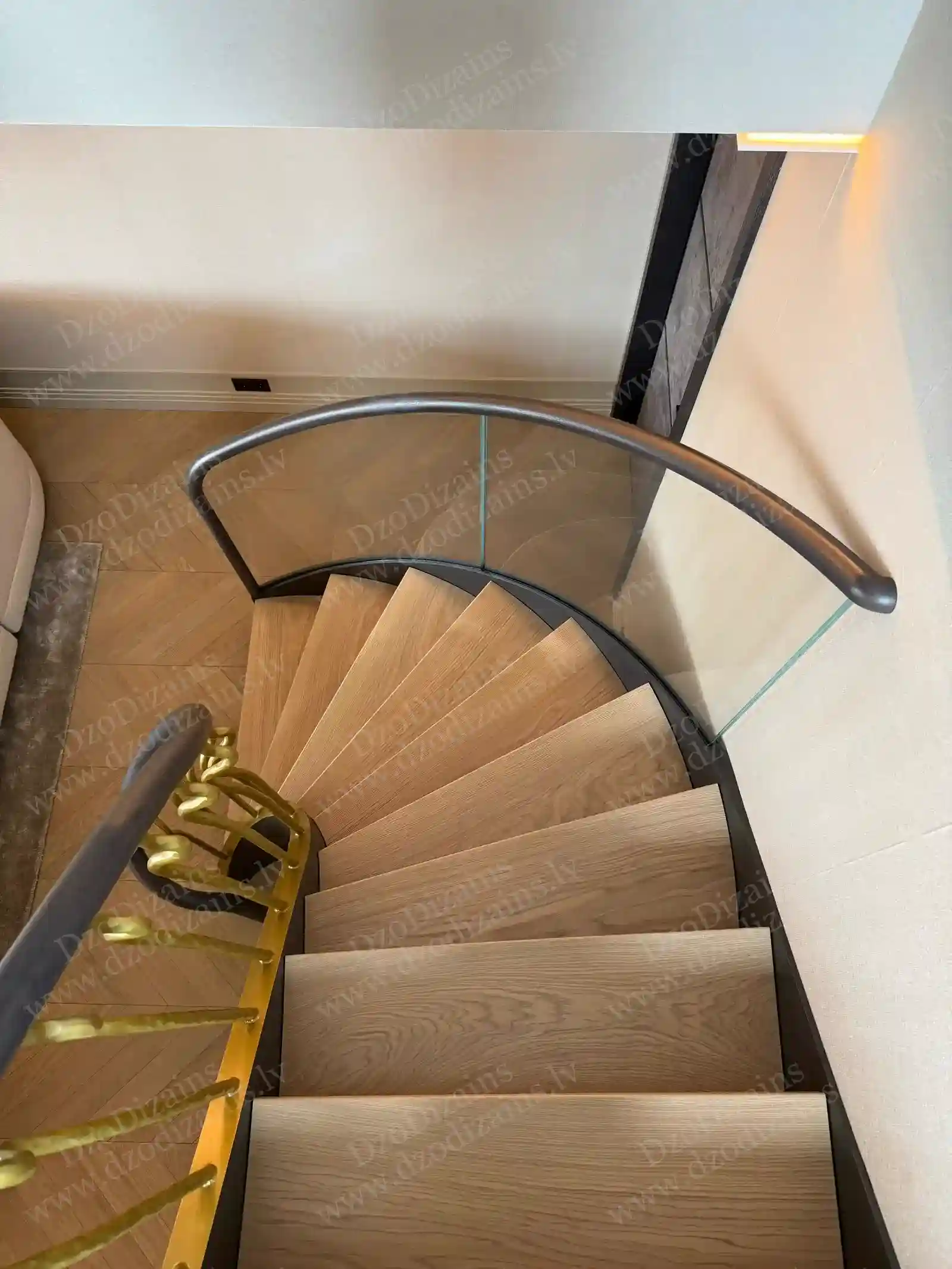 Элегантная винтовая деревянная лестница с деревянными ступенями и стеклянными перилами