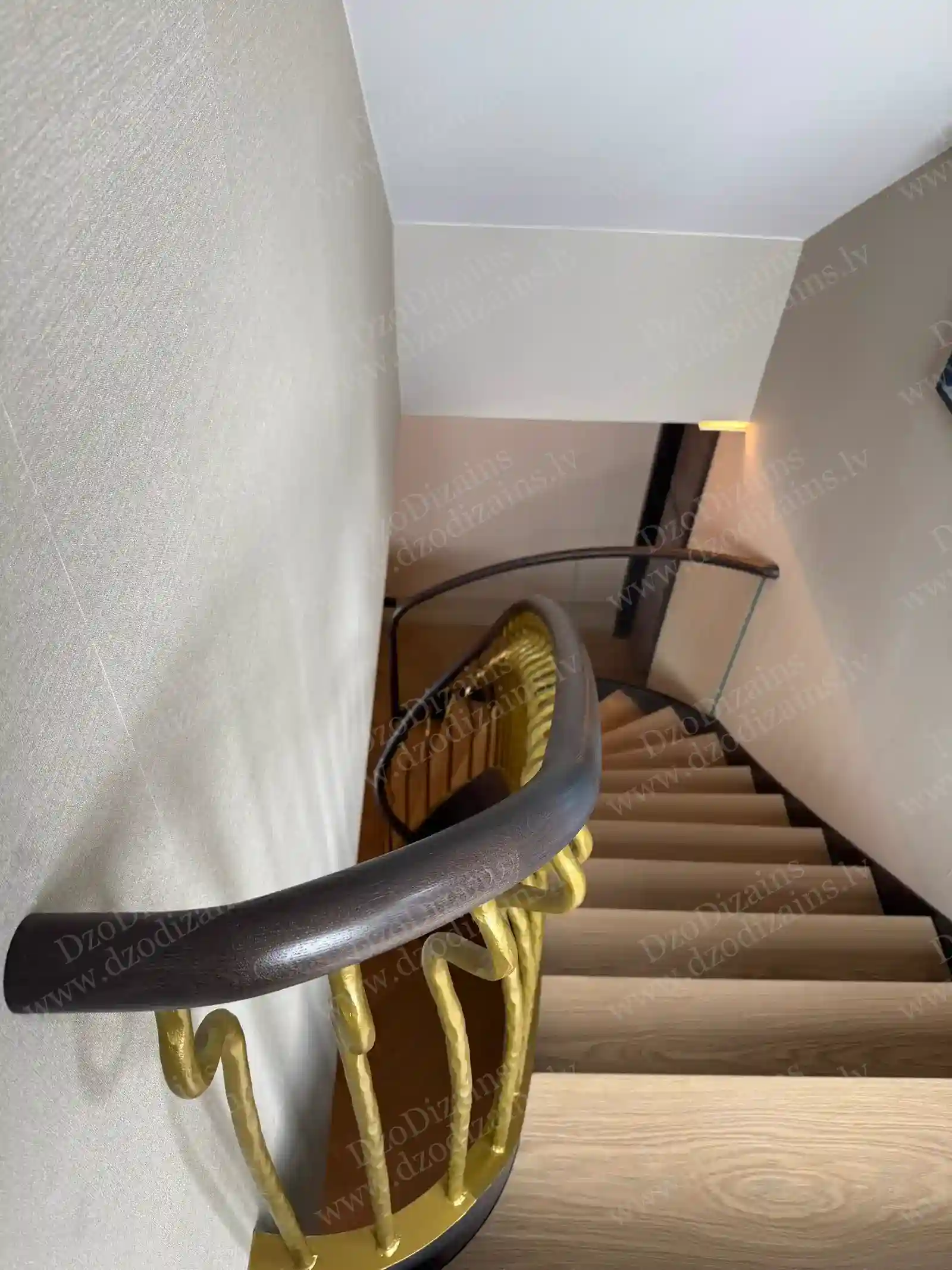 Стильная внутренняя деревянная лестница со стеклянной и металлической системой перил