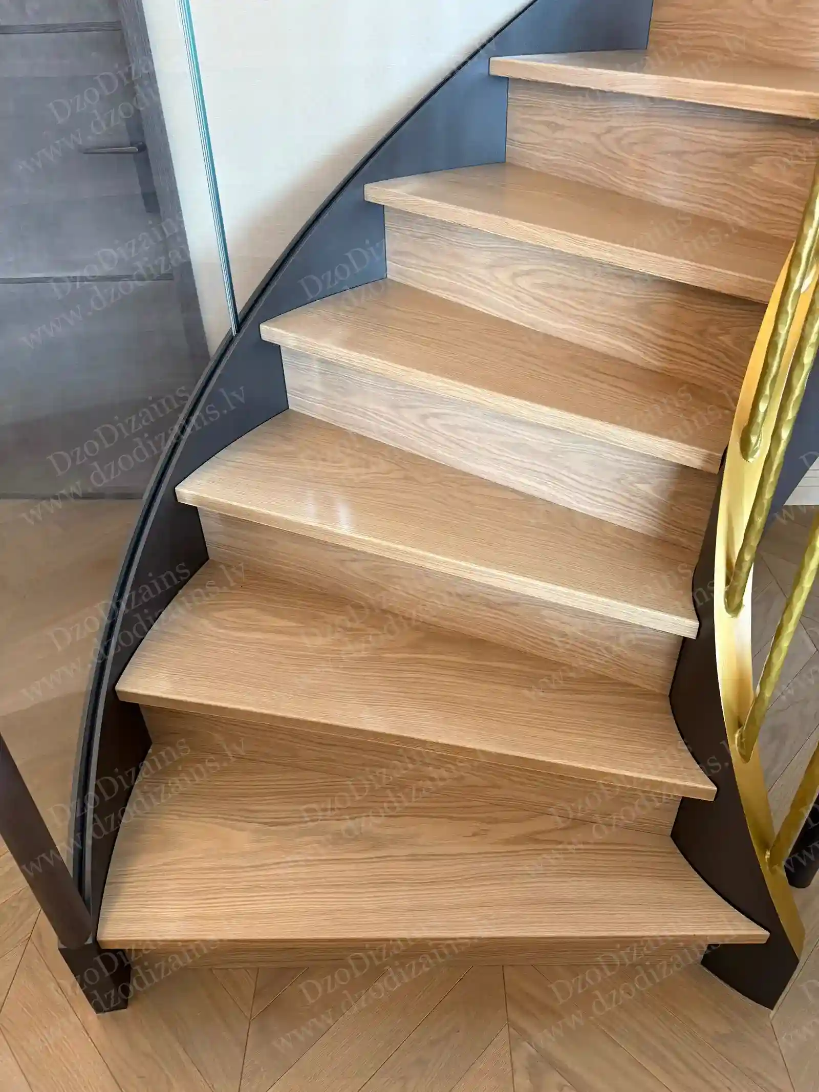 Дизайнерская винтовая лестница со стеклянными бортами и деревянными ступенями