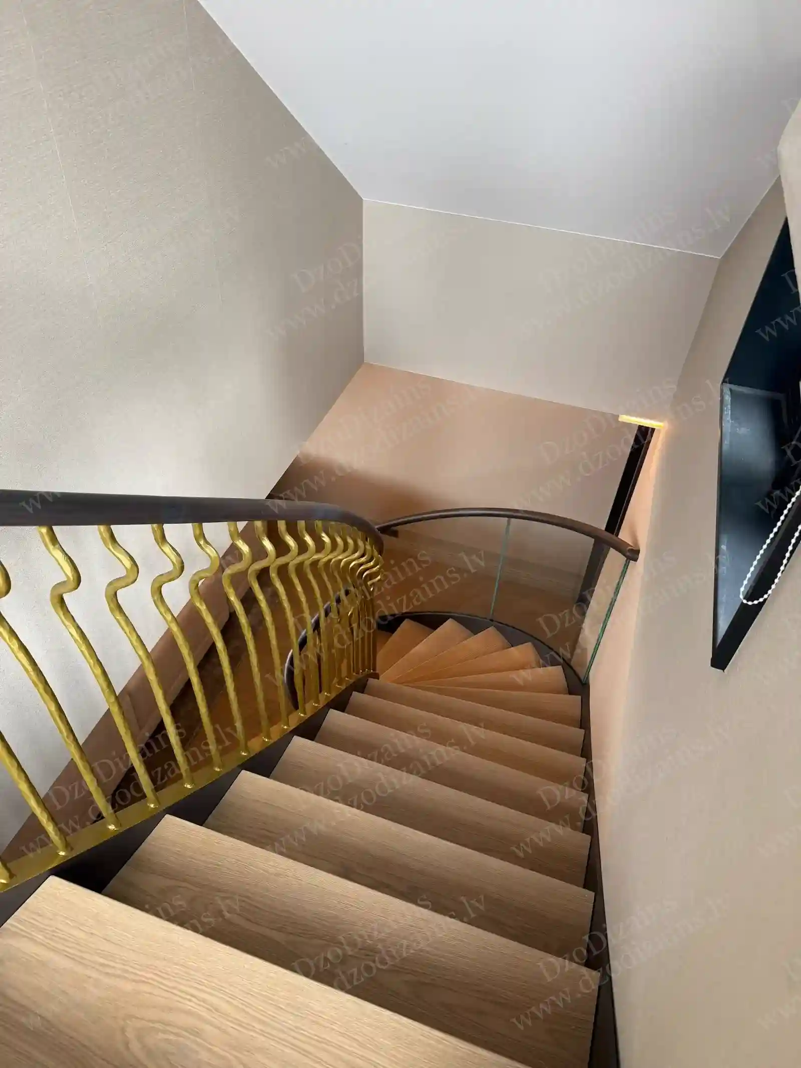 Современная винтовая лестница со светлой деревянной отделкой и тёмными металлическими перилами