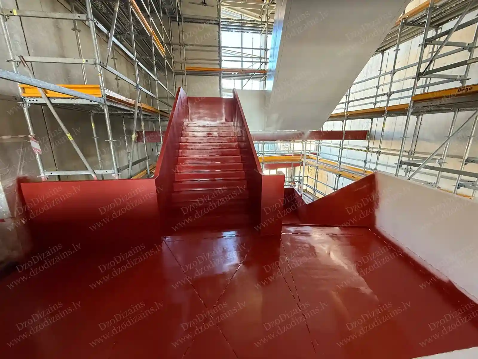 Большая П-образная лестница с красной отделкой во время монтажа