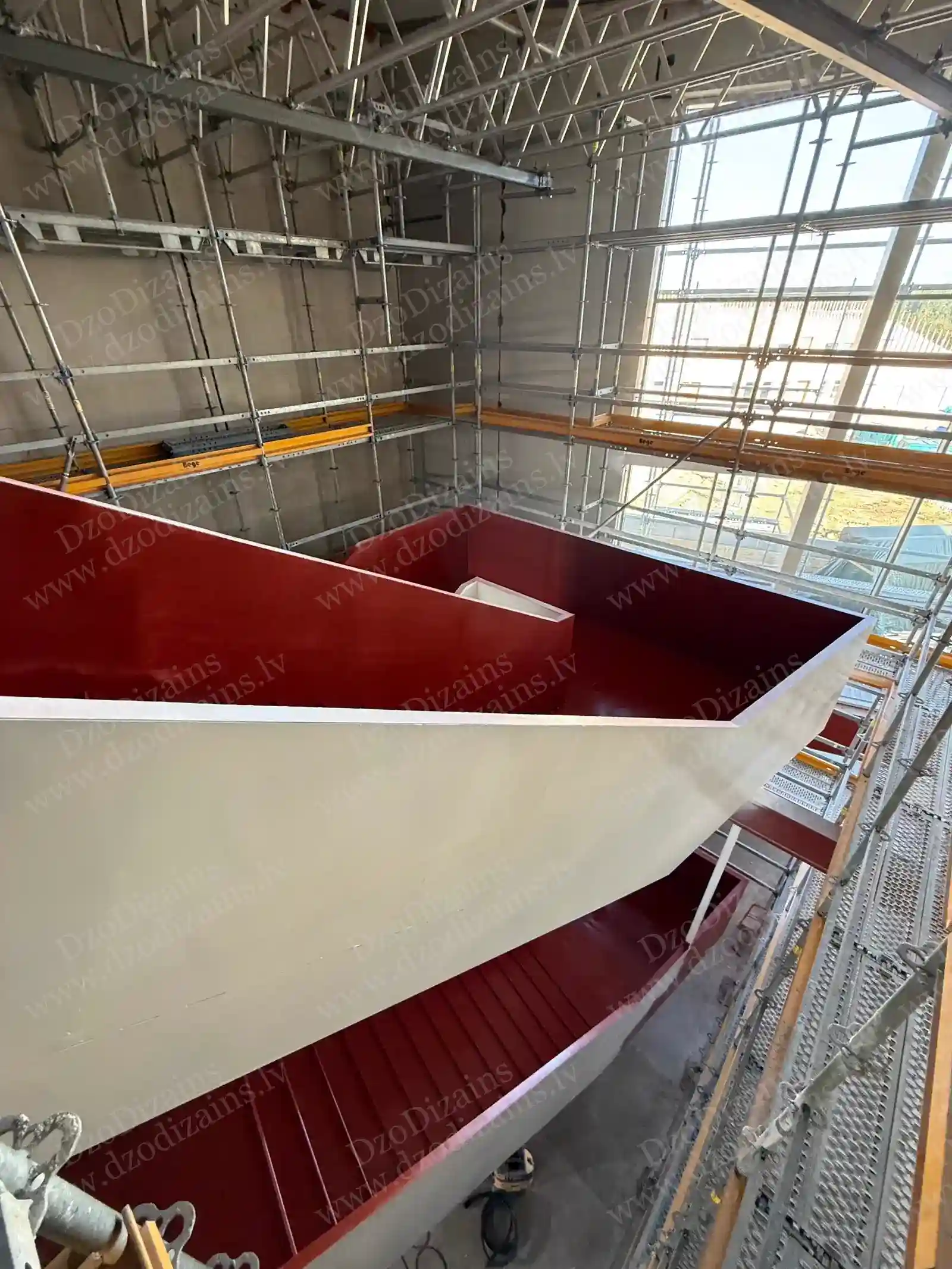 Современная П-образная лестница с красной металлической конструкцией и белой верхней частью