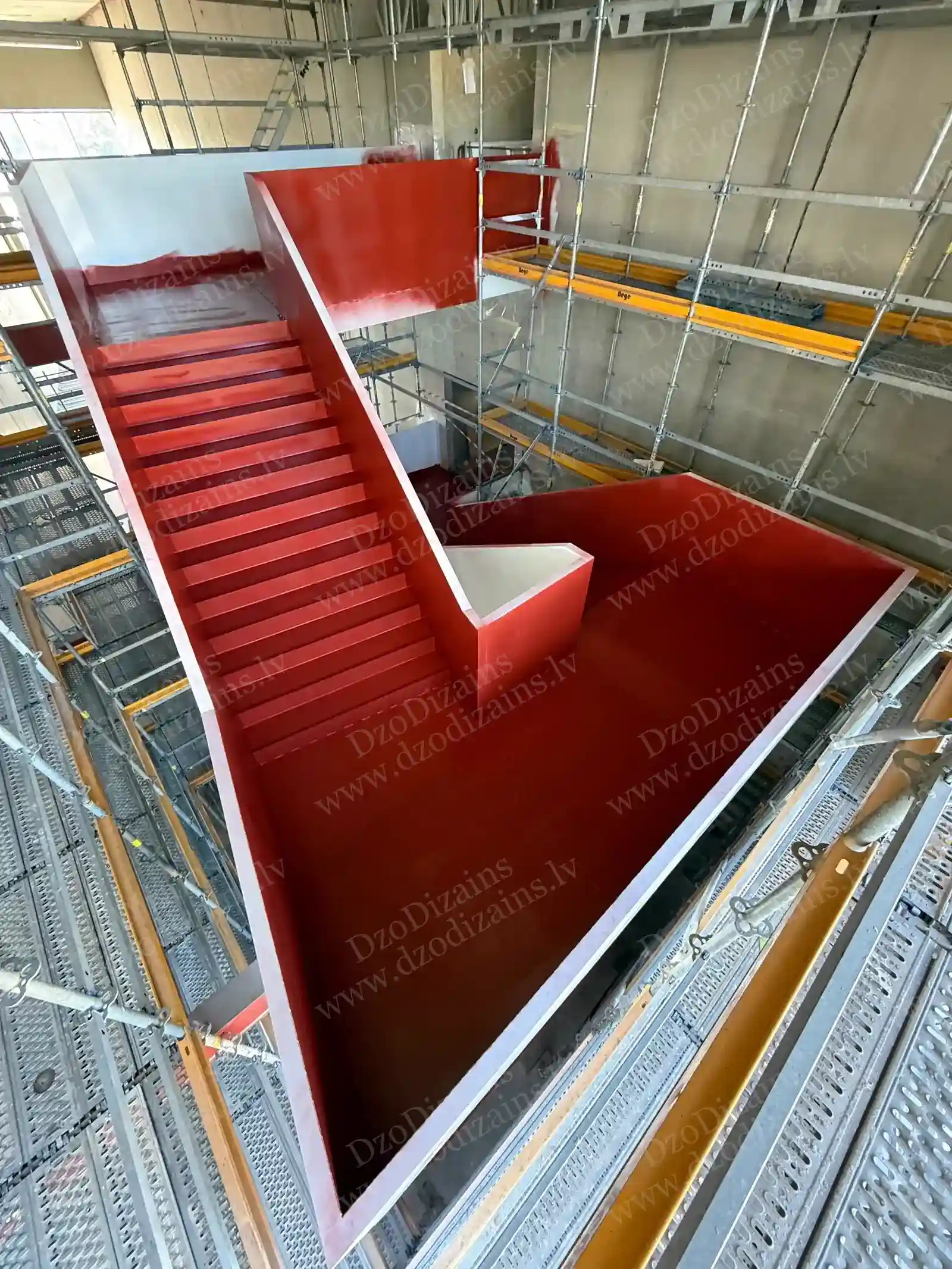 Дизайнерская П-образная лестница с насыщенным красным цветом и металлическими боковинами