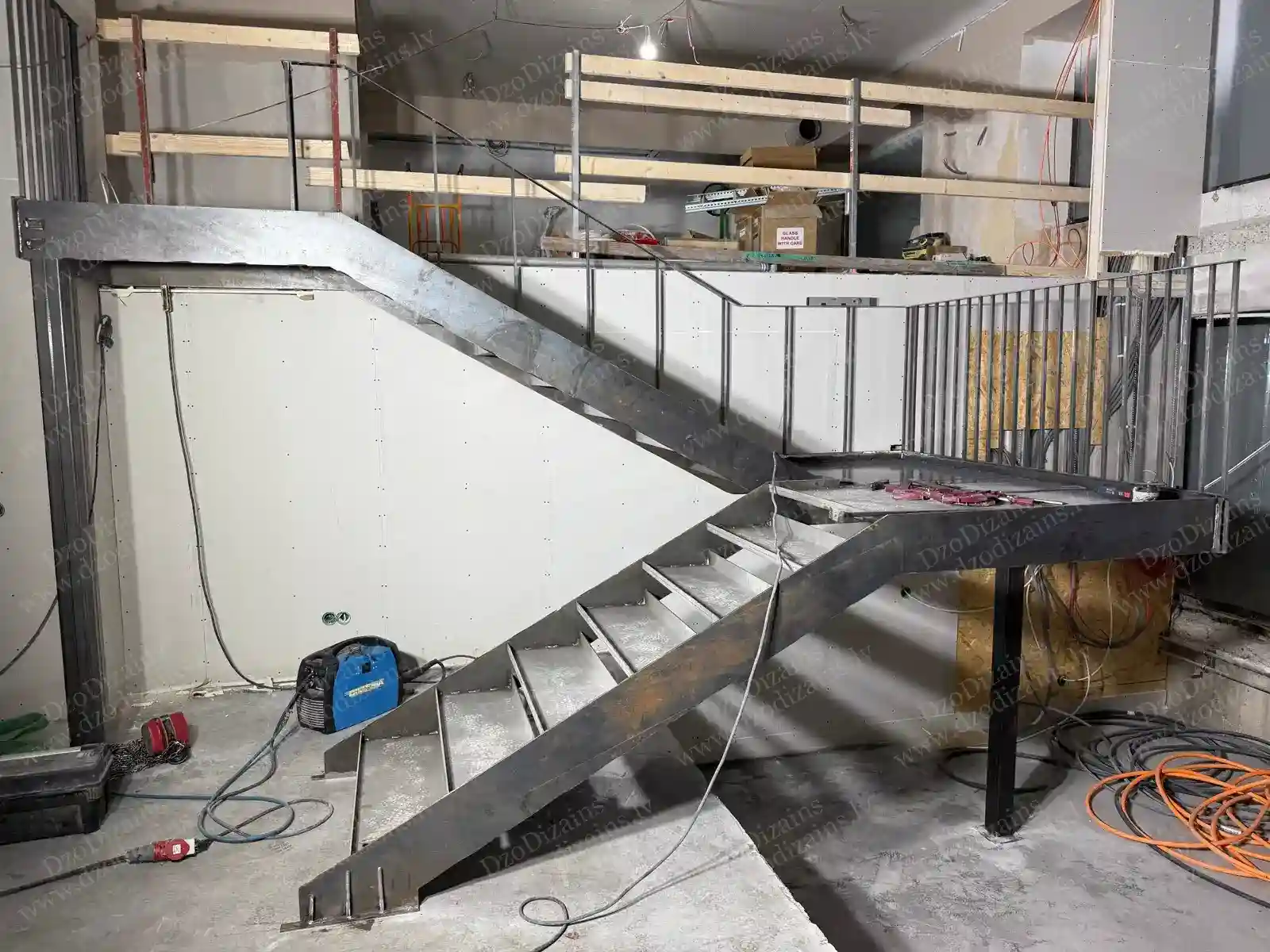 П-образная металлическая лестница со стальной конструкцией на этапе строительства