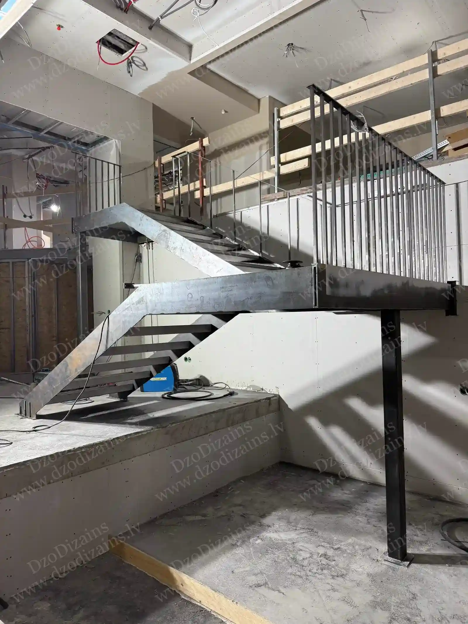 Дизайнерская П-образная лестница с металлическими ступенями и опорами на стройплощадке