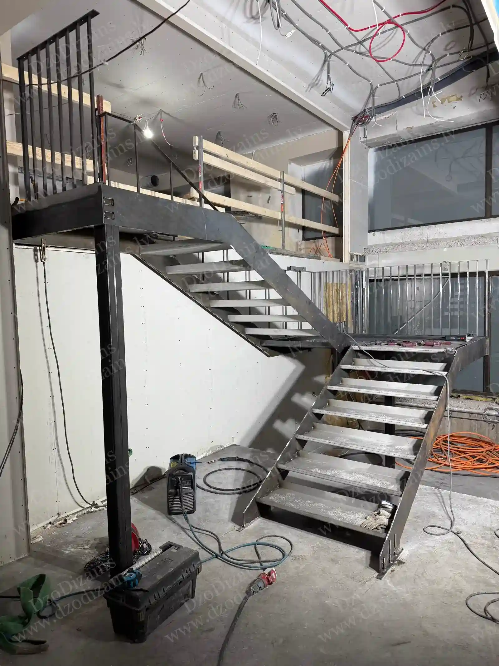 Современная П-образная лестница из металла с открытым каркасом во время монтажа