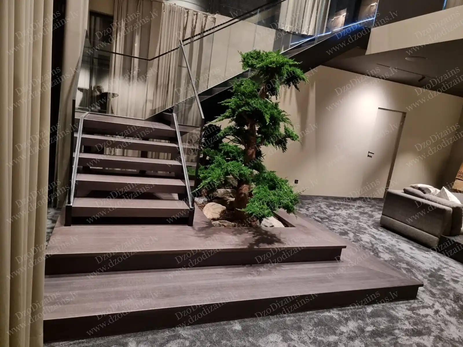 Г-образная лестница с тёмными деревянными ступенями и стеклянными перилами