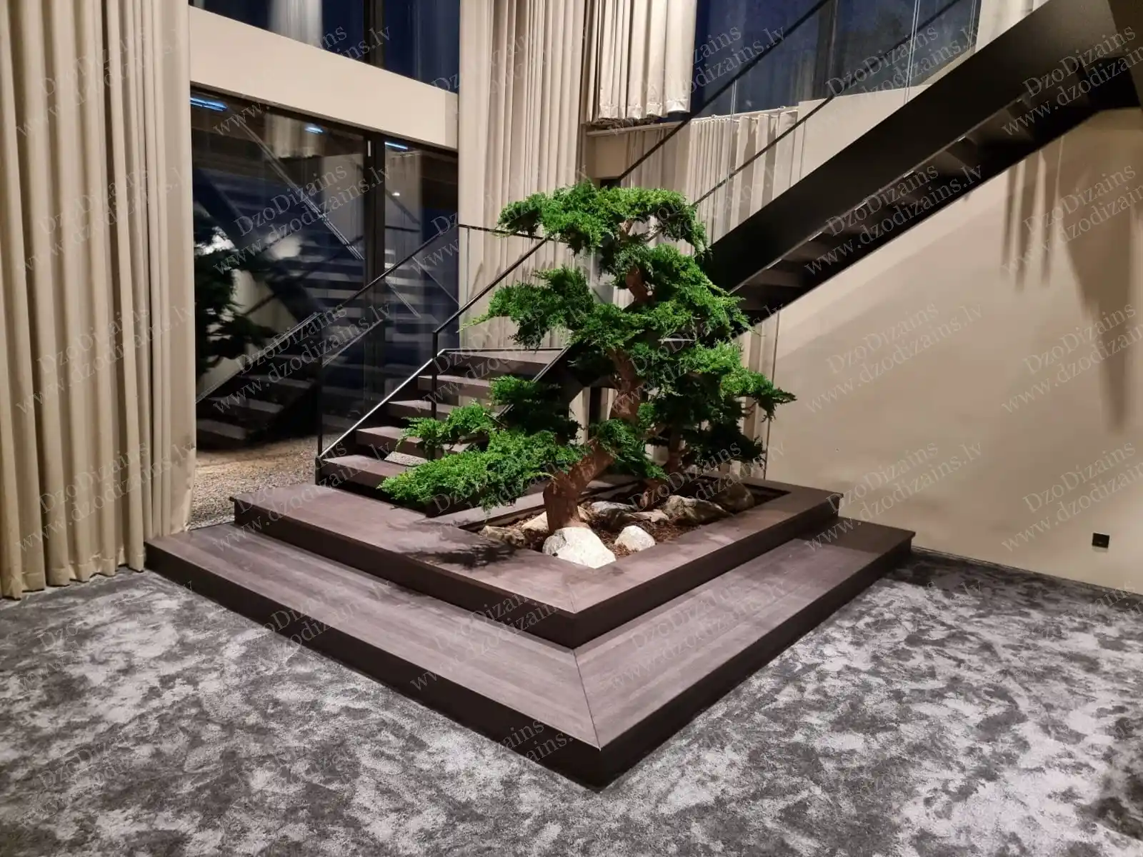 Дизайнерская Г-образная лестница в интерьере с большим декоративным деревом