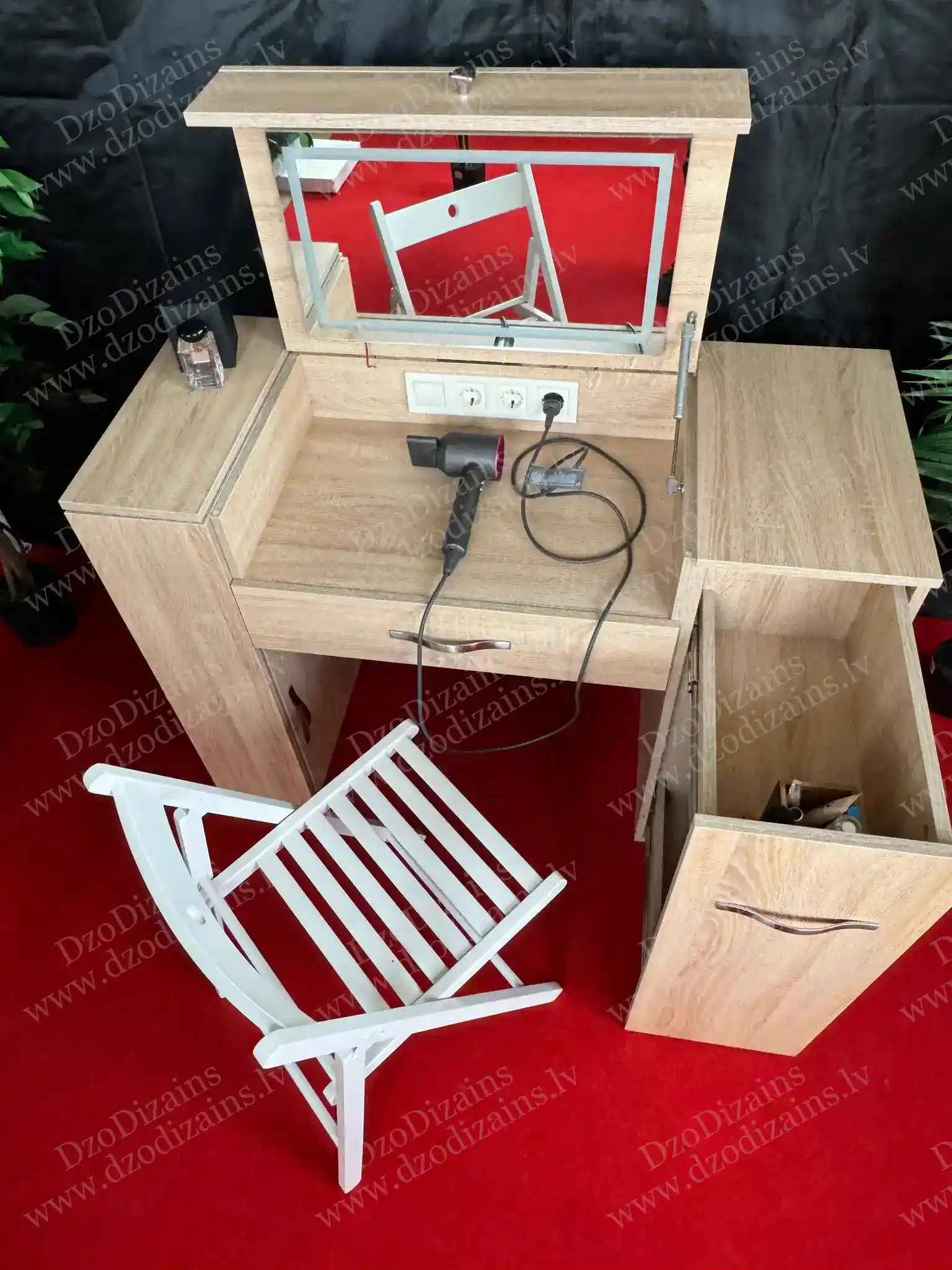 Современный туалетный столик со светлой деревянной поверхностью и практичными ящиками